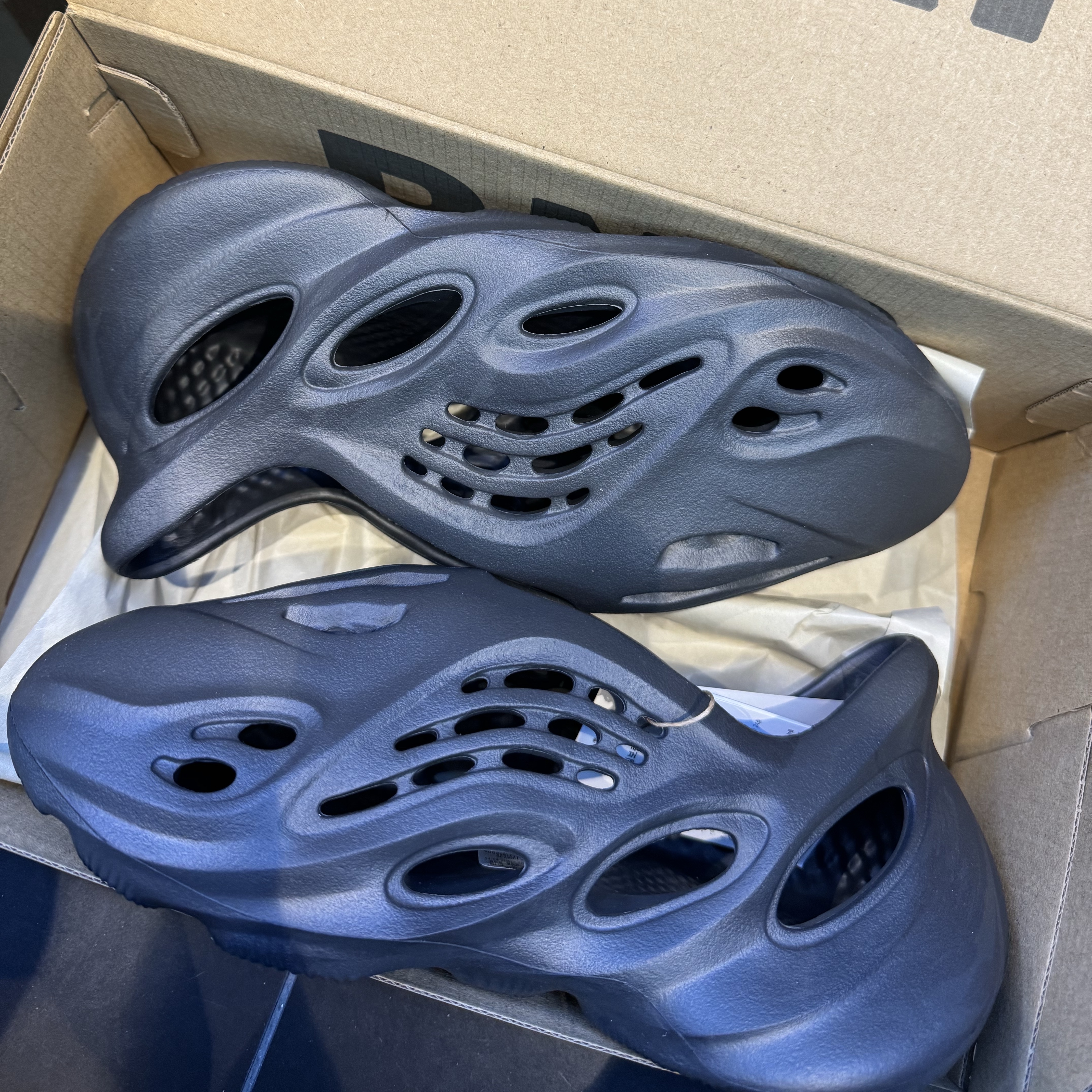 Adidas Yeezy Foam RNNR Onyx 착용 스타일