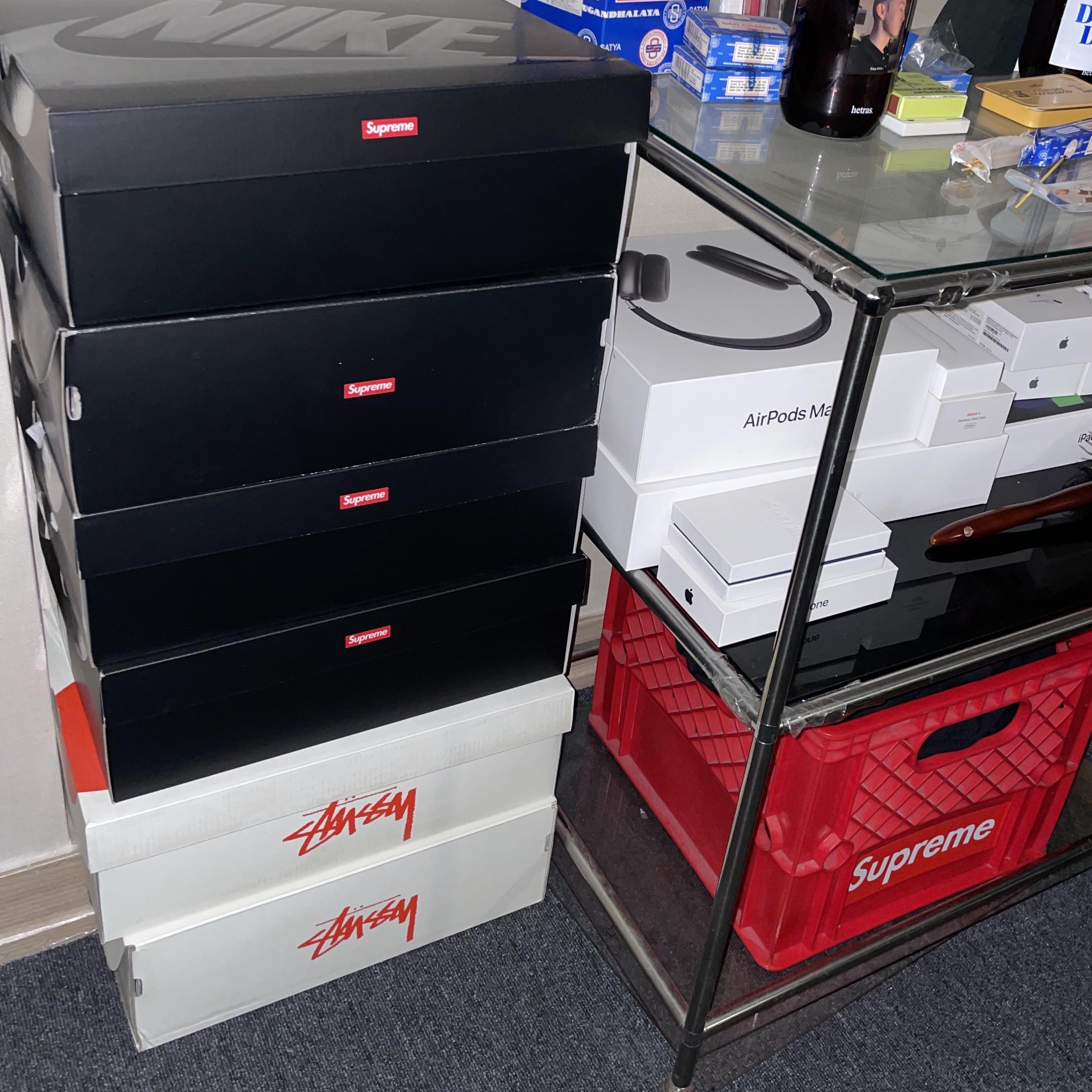 Nike x Supreme Air Force 1 Low White, Nike x Supreme Air Force 1 Low Black 착용 스타일 - 2