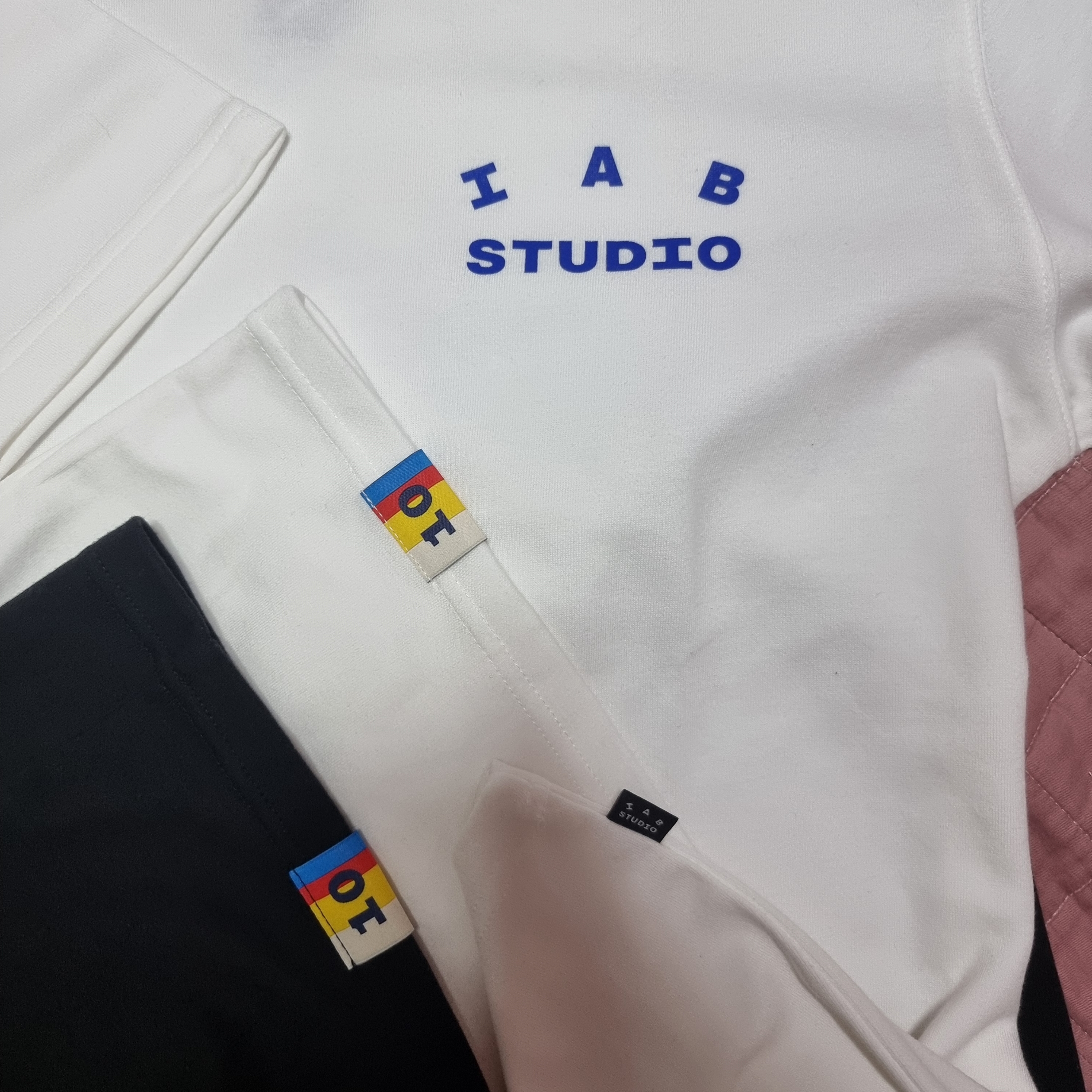 IAB Studio 10th Anniversary T-Shirts Pack White & Black (2 Pack) 착용 스타일 - 1