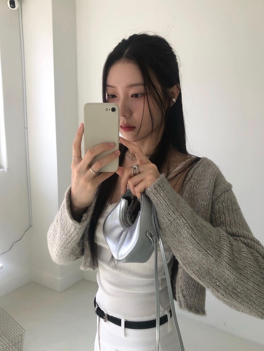 STUDIOTABLE Crepe Mini Bag Silver, STUDIOTABLE Crepe Mini Bag White 착용 스타일