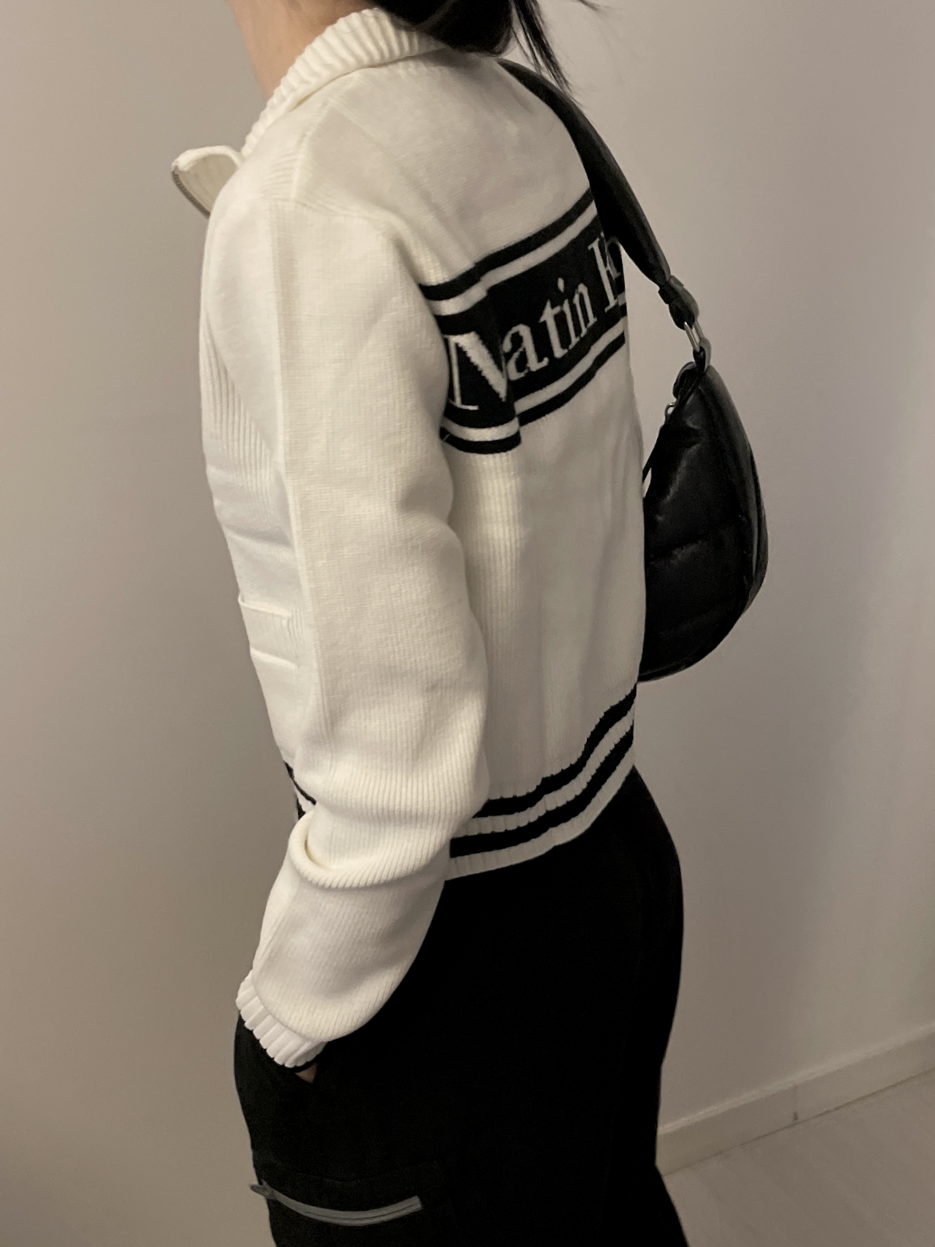 Matin Kim Spell Point Stripe Knit Cardigan Ivory, Matin Kim Faux Leather Half Moon Middle Padding Bag Black 착용 스타일 - 2