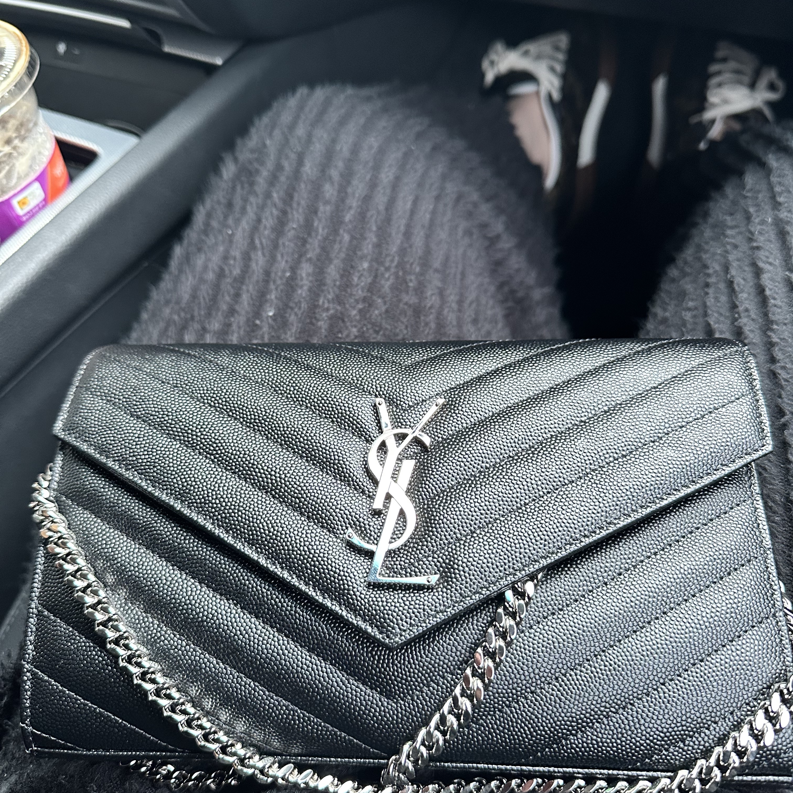 Saint Laurent Cassandre Matelasse Chain Wallet in Grain de Poudre Embossed Leather Black 착용 스타일