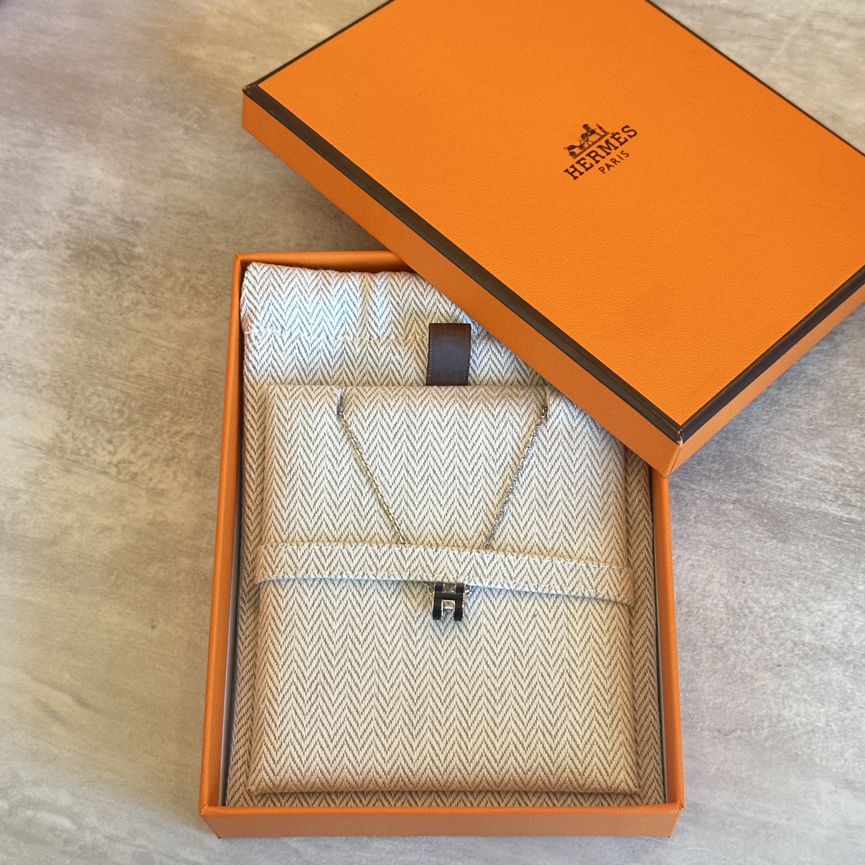(W) Hermes Mini Pop H Pendant Palladium & Noir 착용 스타일