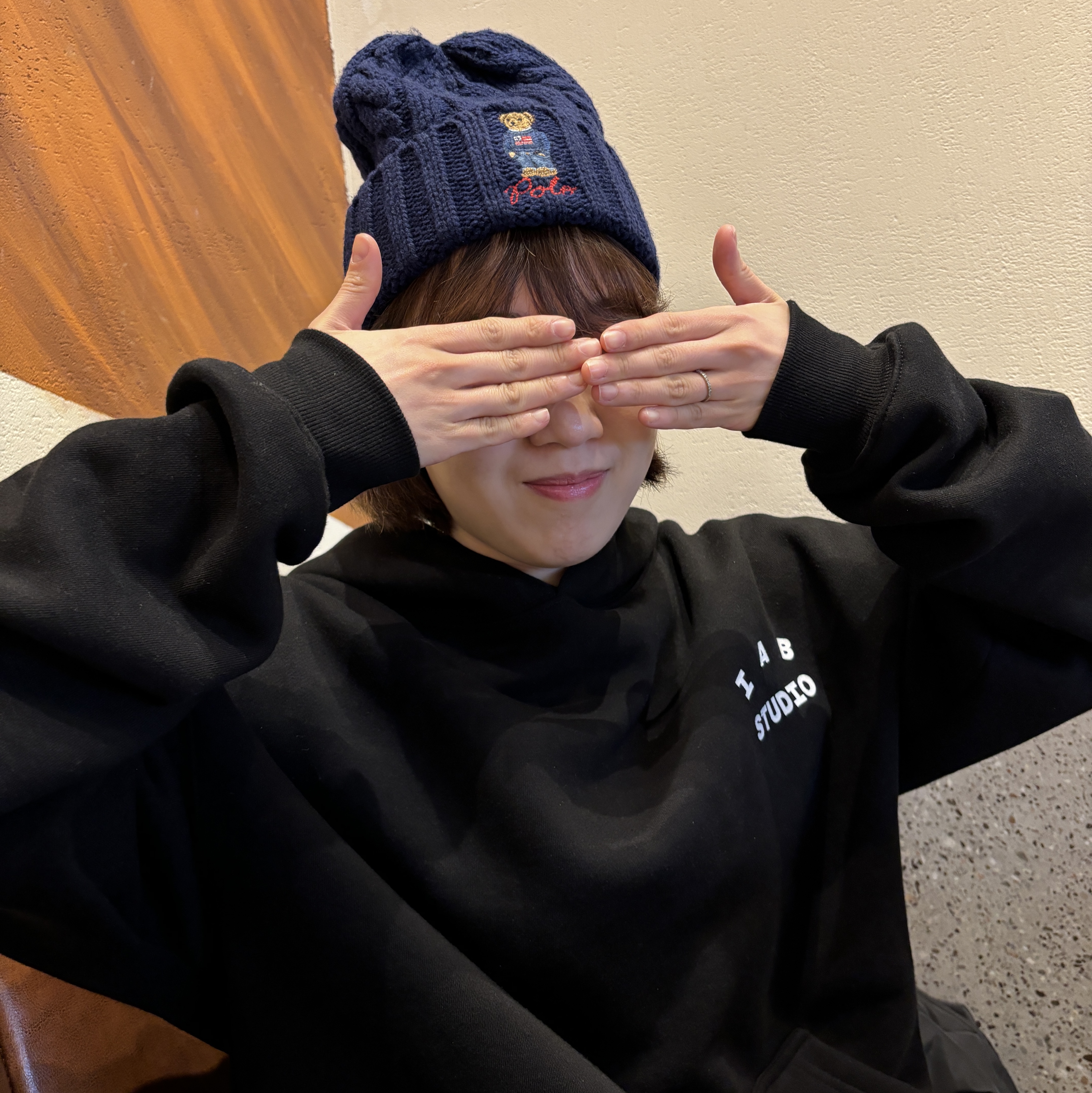 IAB Studio Hoodie Black 착용 스타일