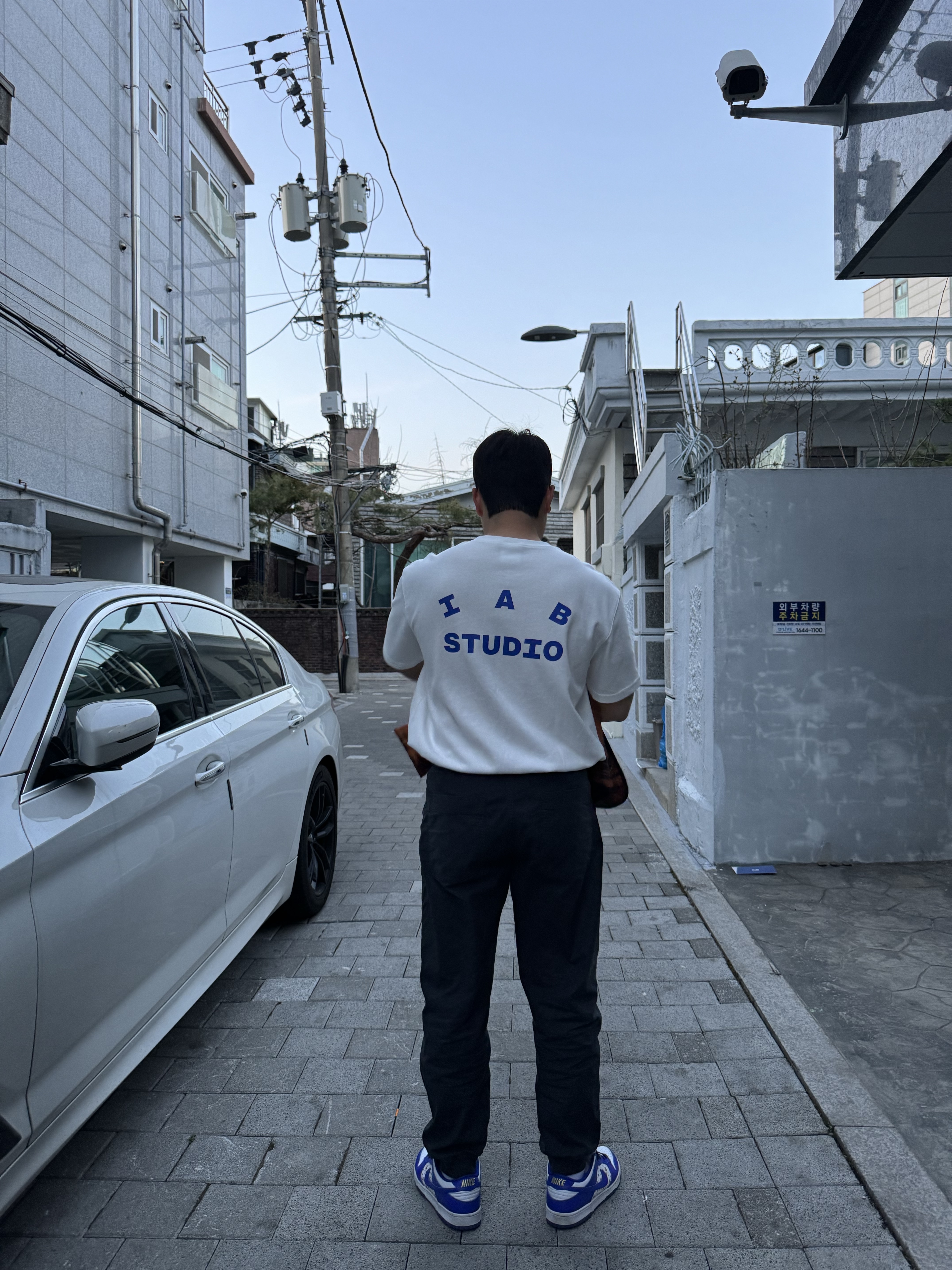 IAB Studio 10th Anniversary T-Shirts Pack White & Black (2 Pack), Nike x Supreme SB Dunk Low Hyper Blue 착용 스타일