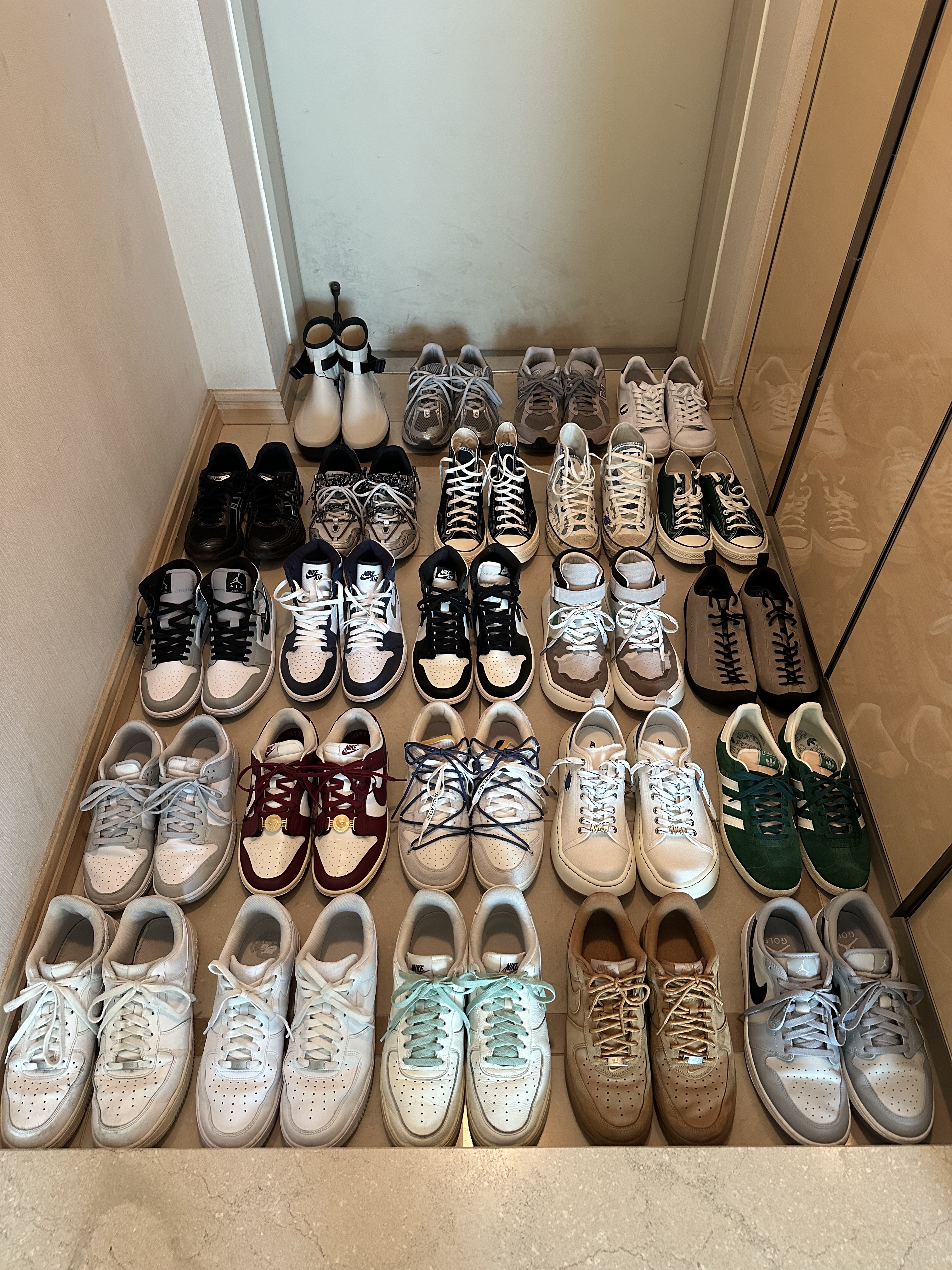 Asics Gel-Kayano 14 Black Pure Silver, Asics x Andersson Bell Gel-1090 Glacier Grey Silver 착용 스타일