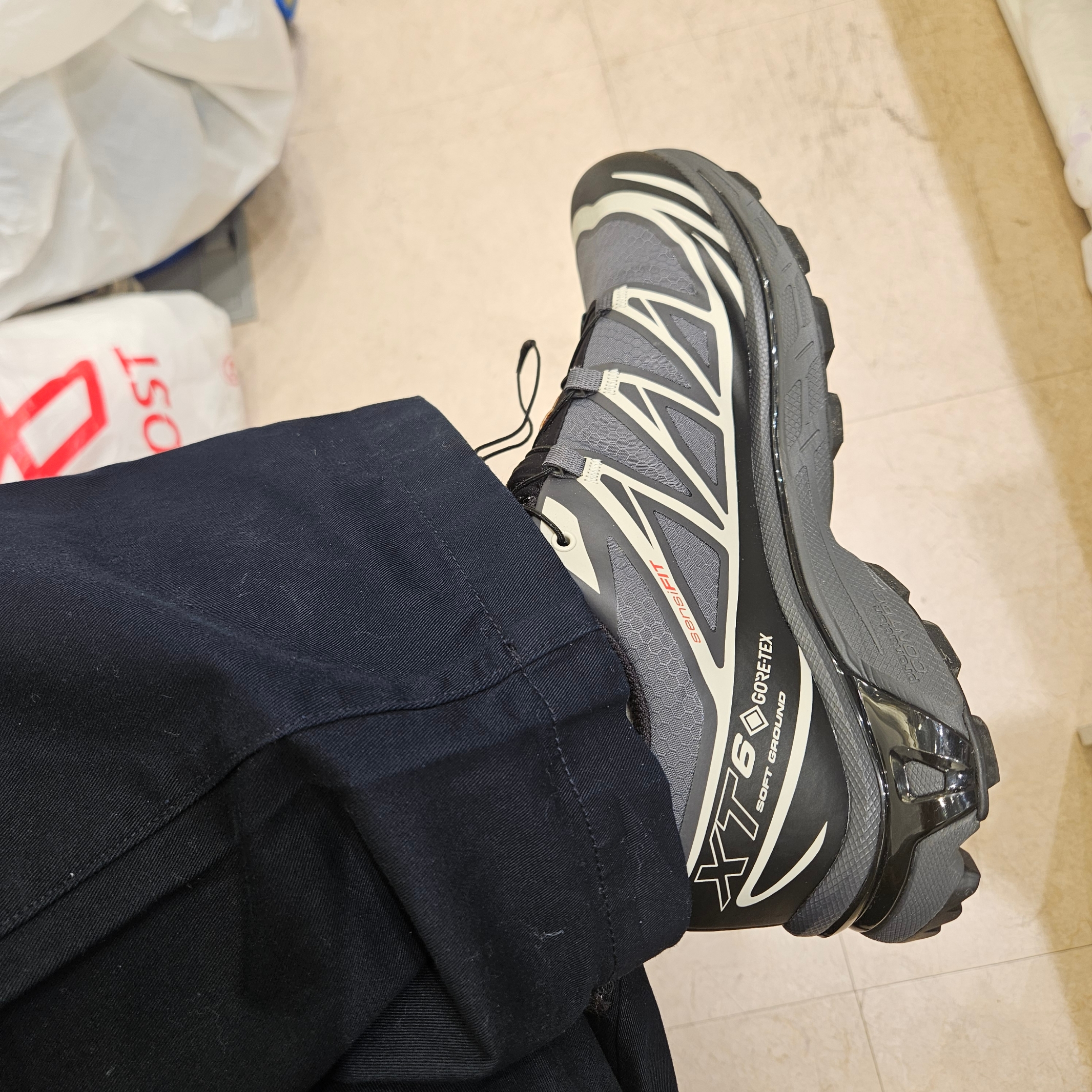 Salomon XT-6 Gore-Tex Black Ebony 착용 스타일 - 2