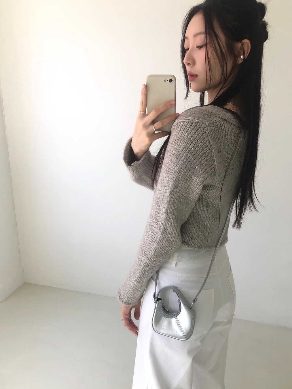 STUDIOTABLE Crepe Mini Bag Silver, STUDIOTABLE Crepe Mini Bag Pink 착용 스타일