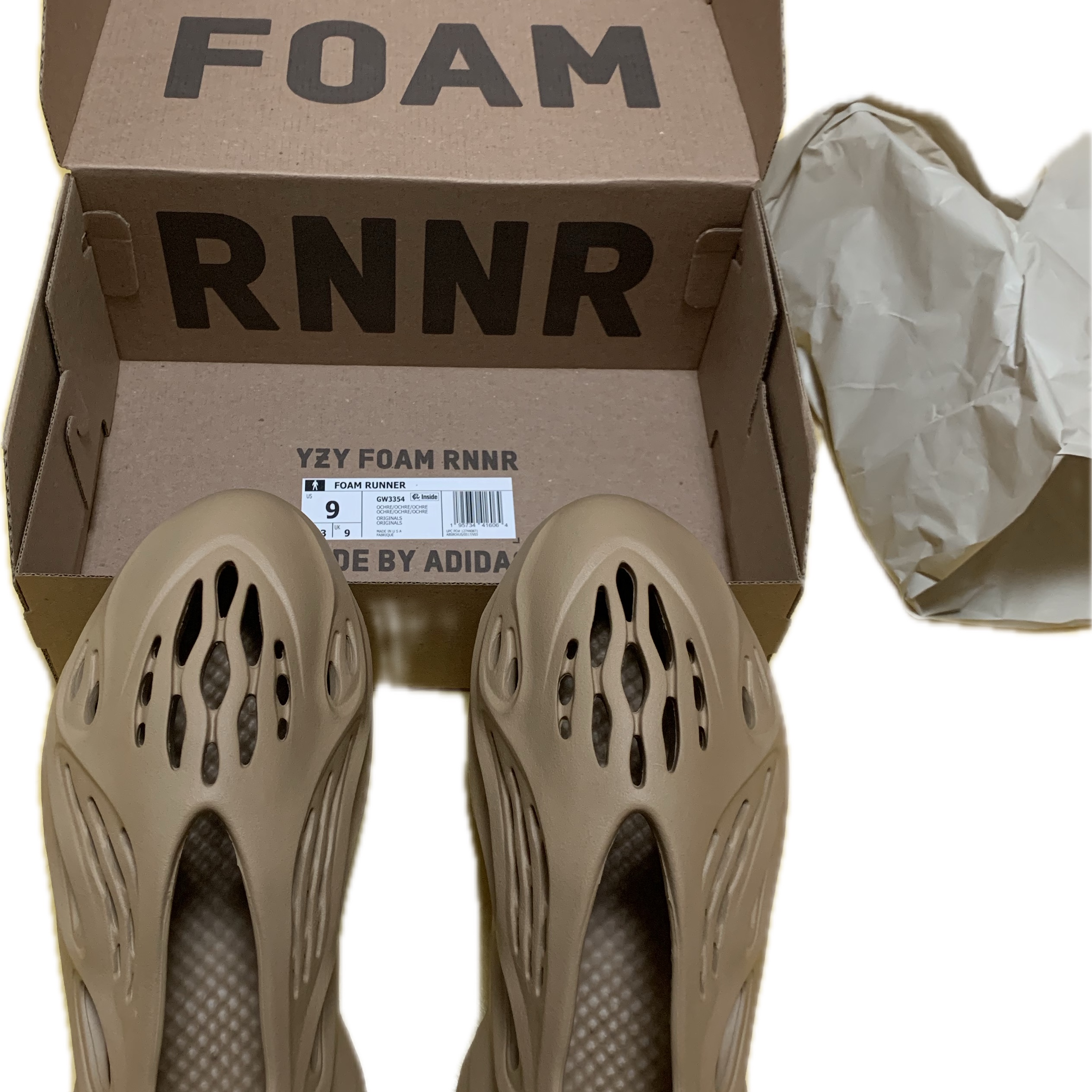 Adidas Yeezy Foam RNNR Ochre 착용 스타일