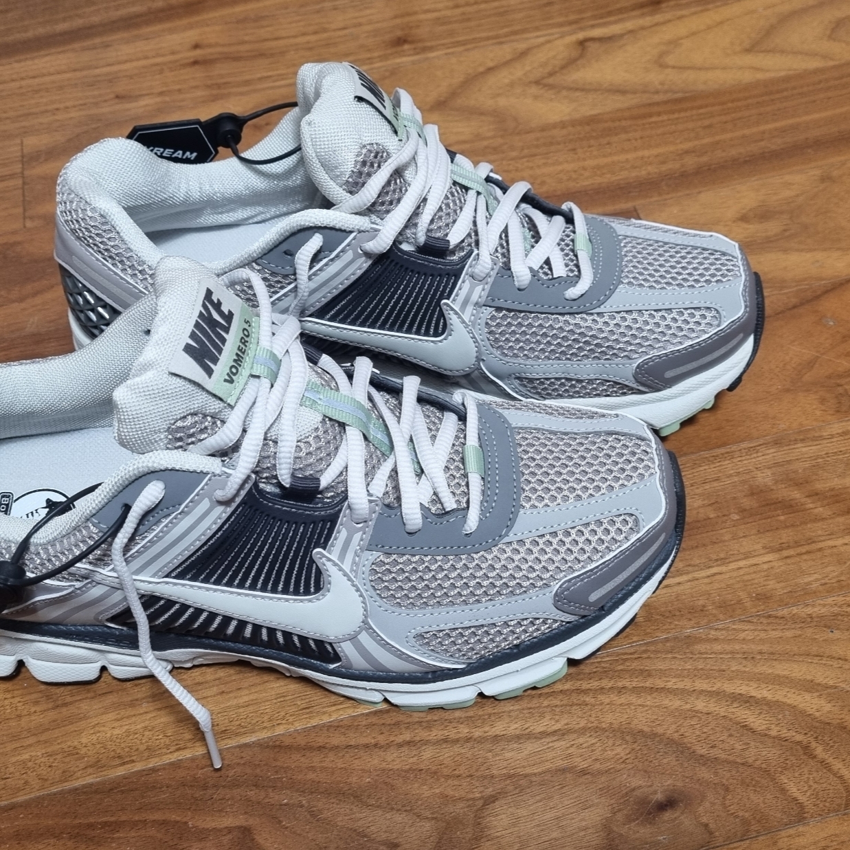 (W) Nike Zoom Vomero 5 Cobblestone and Flat Pewter 착용 스타일