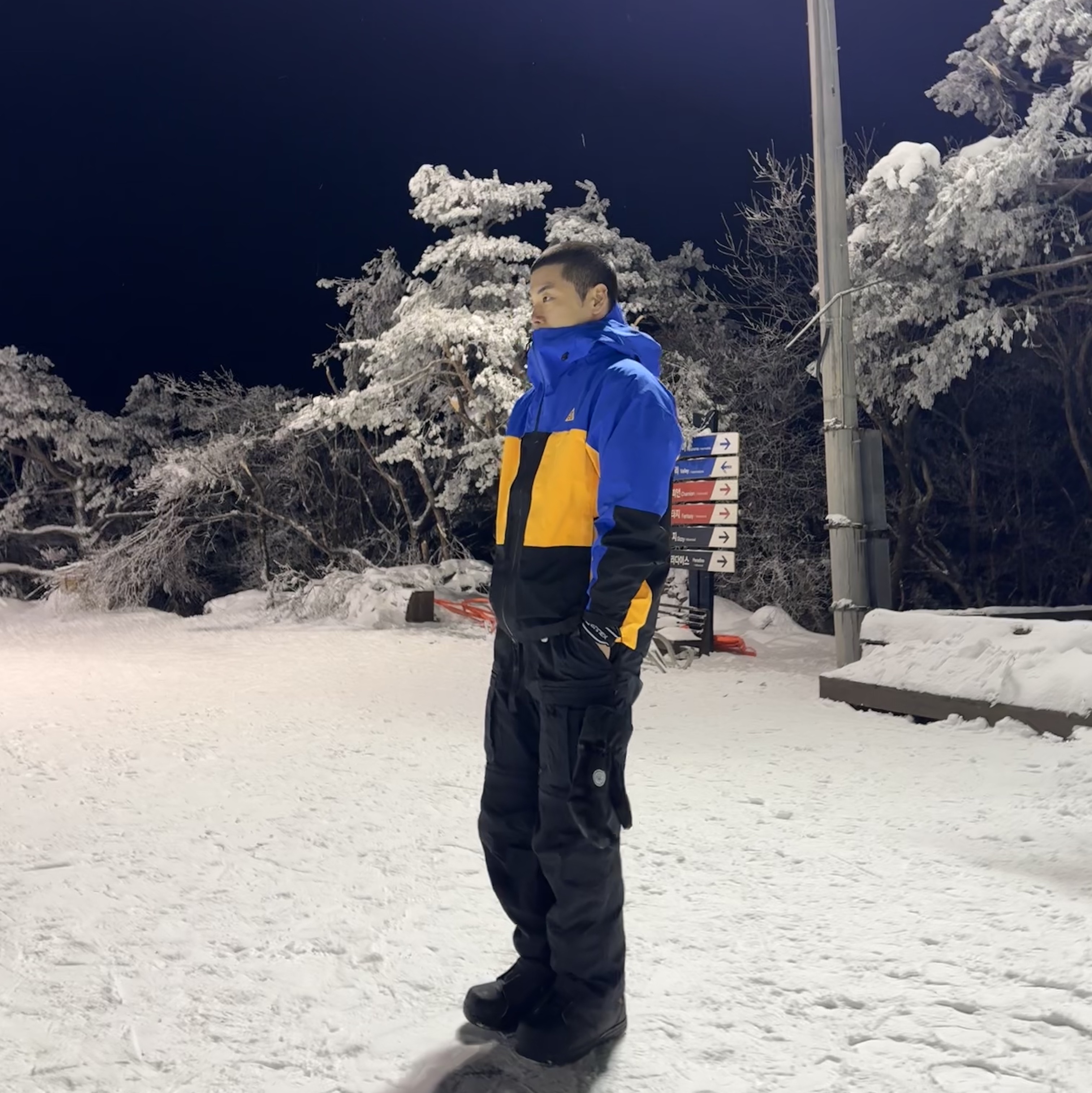 Nike ACG Smith Summit Cargo Pants Black - Asia, Nike ACG Gore-Tex Misery Ridge Jacket Hyper Royal - Asia 착용 스타일