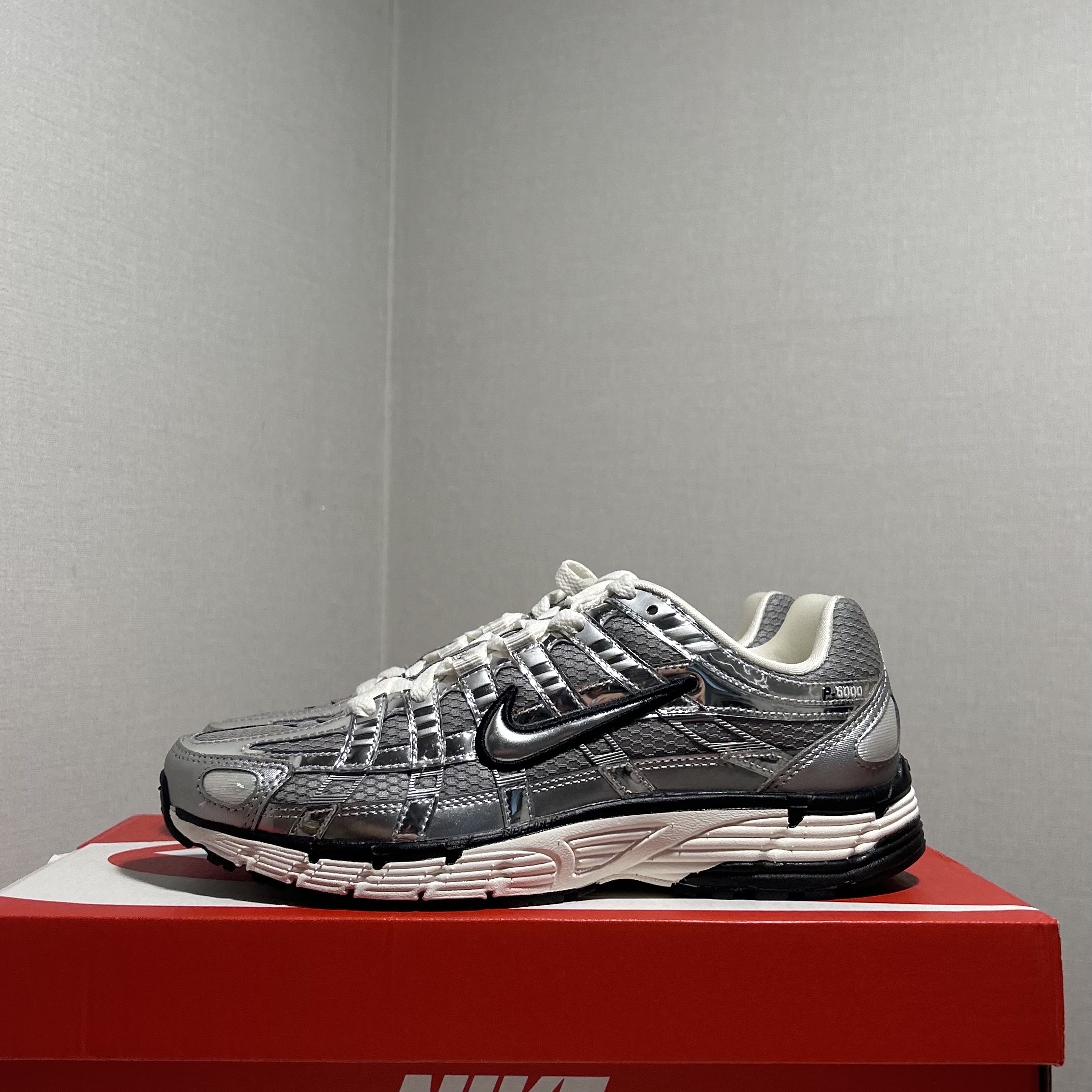 Nike P-6000 Metallic Silver 착용 스타일