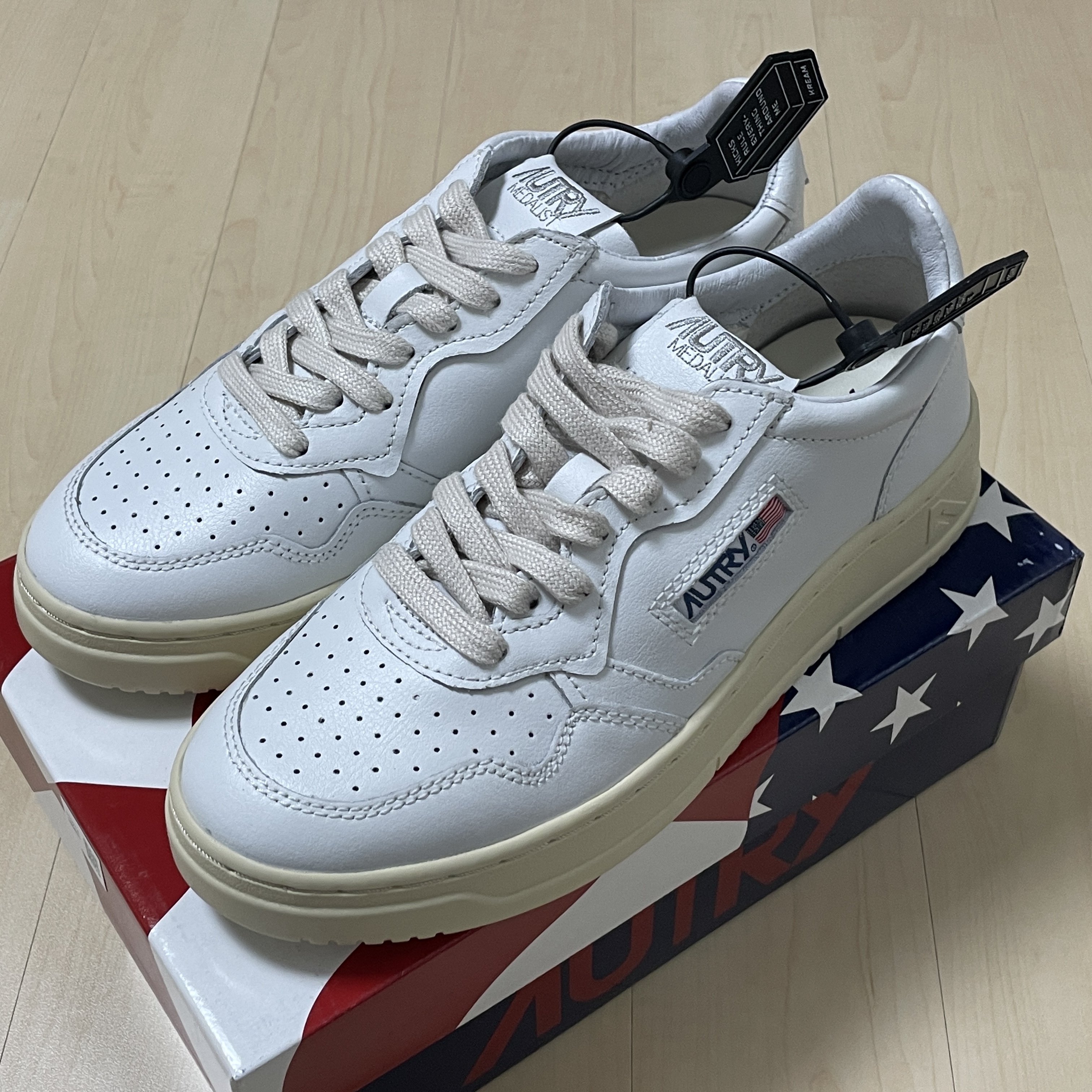 (W) Autry Medalist Low Leather Sneakers White 착용 스타일 - 1
