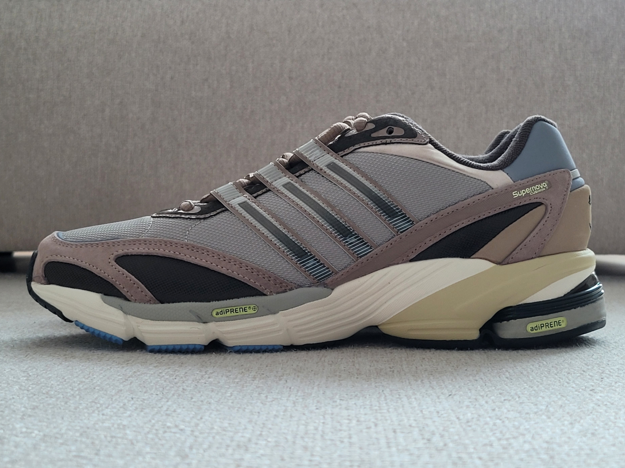 Adidas Supernova Cushion 7 Chalky Brown Sesame 착용 스타일 - 1