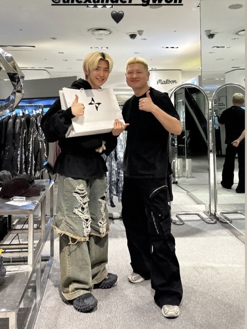 (W) Balenciaga Defender Sneakers Black 착용 스타일