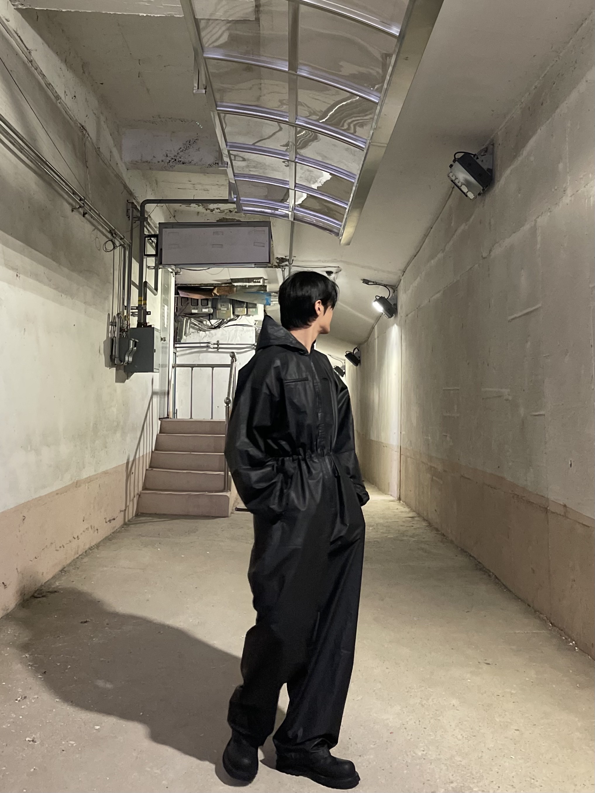 Yeezy Gap Engineered By Balenciaga Coated Cotton Overalls Black 착용 스타일 - 7