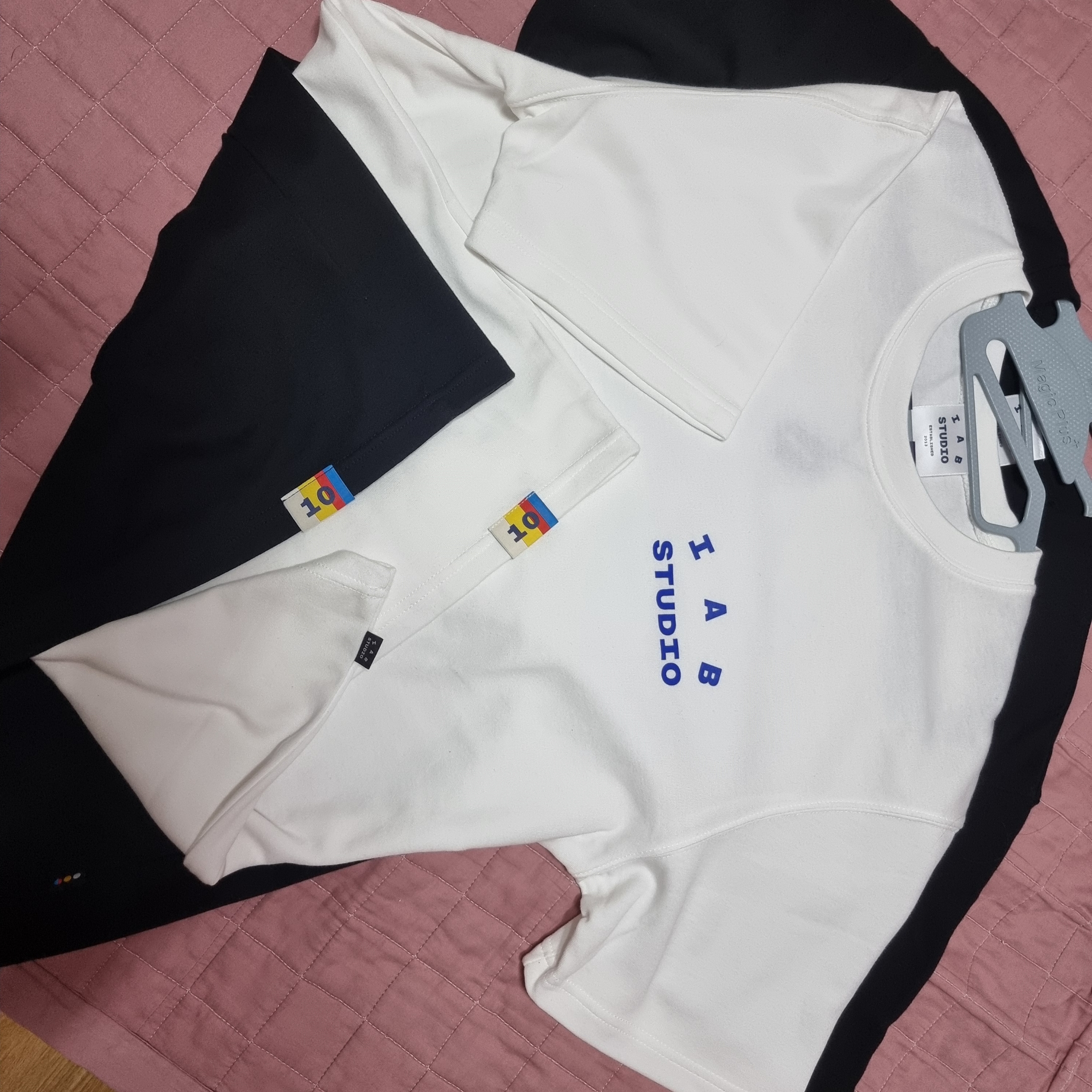 IAB Studio 10th Anniversary T-Shirts Pack White & Black (2 Pack) 착용 스타일 - 2
