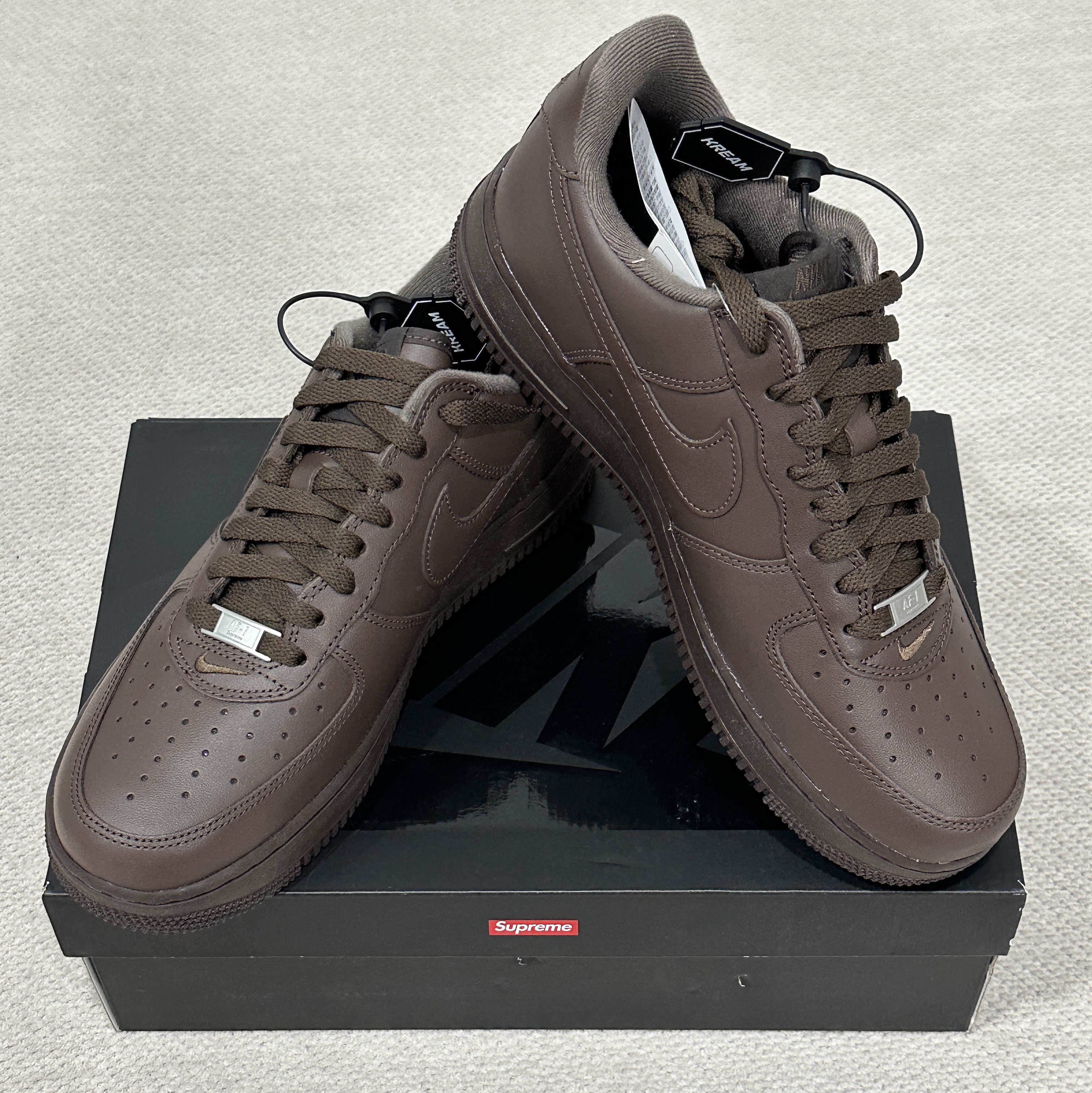 Nike x Supreme Air Force 1 Low Baroque Brown 착용 스타일 - 1