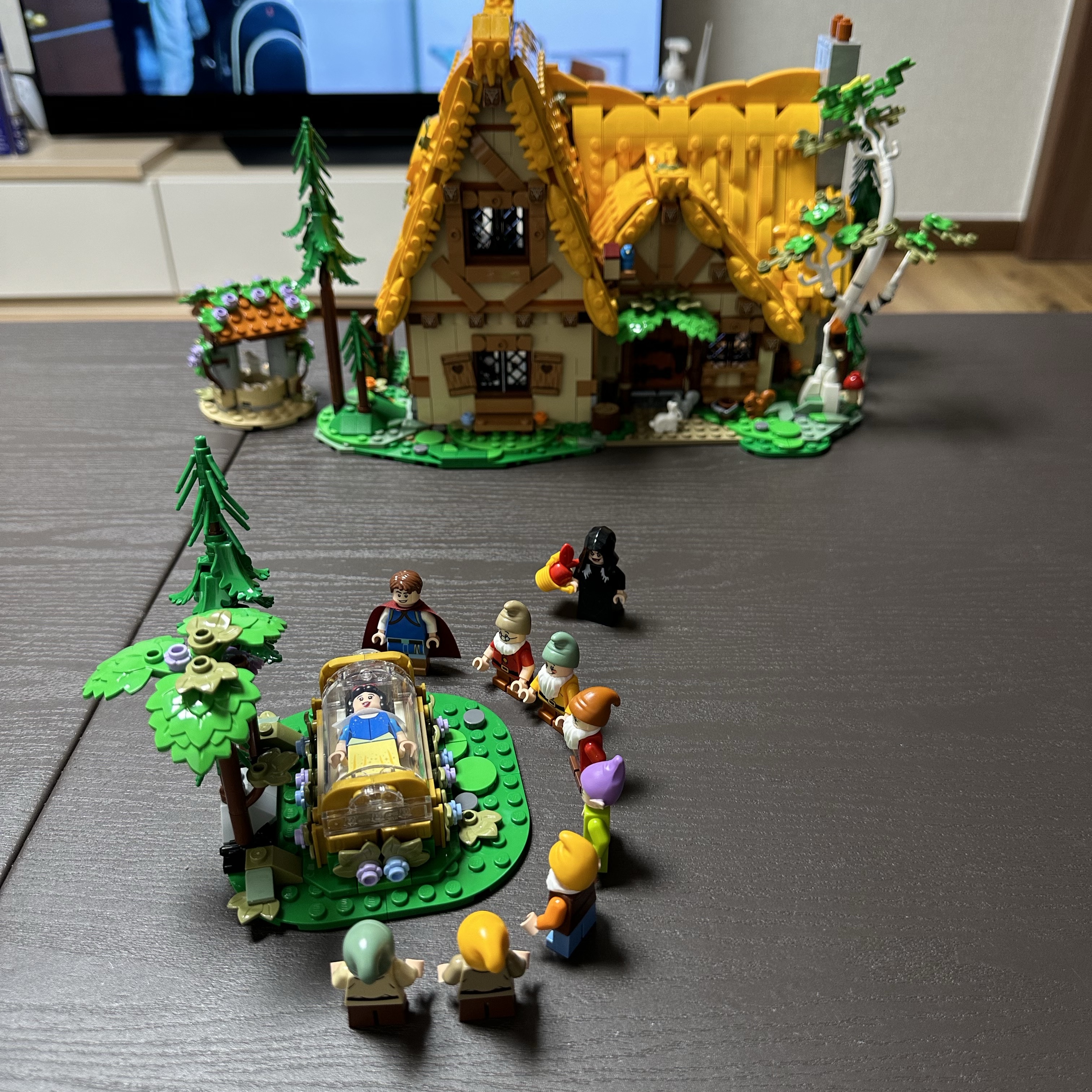 Lego Disney Snow White and the Seven Dwarfs' Cottage 착용 스타일 - 3