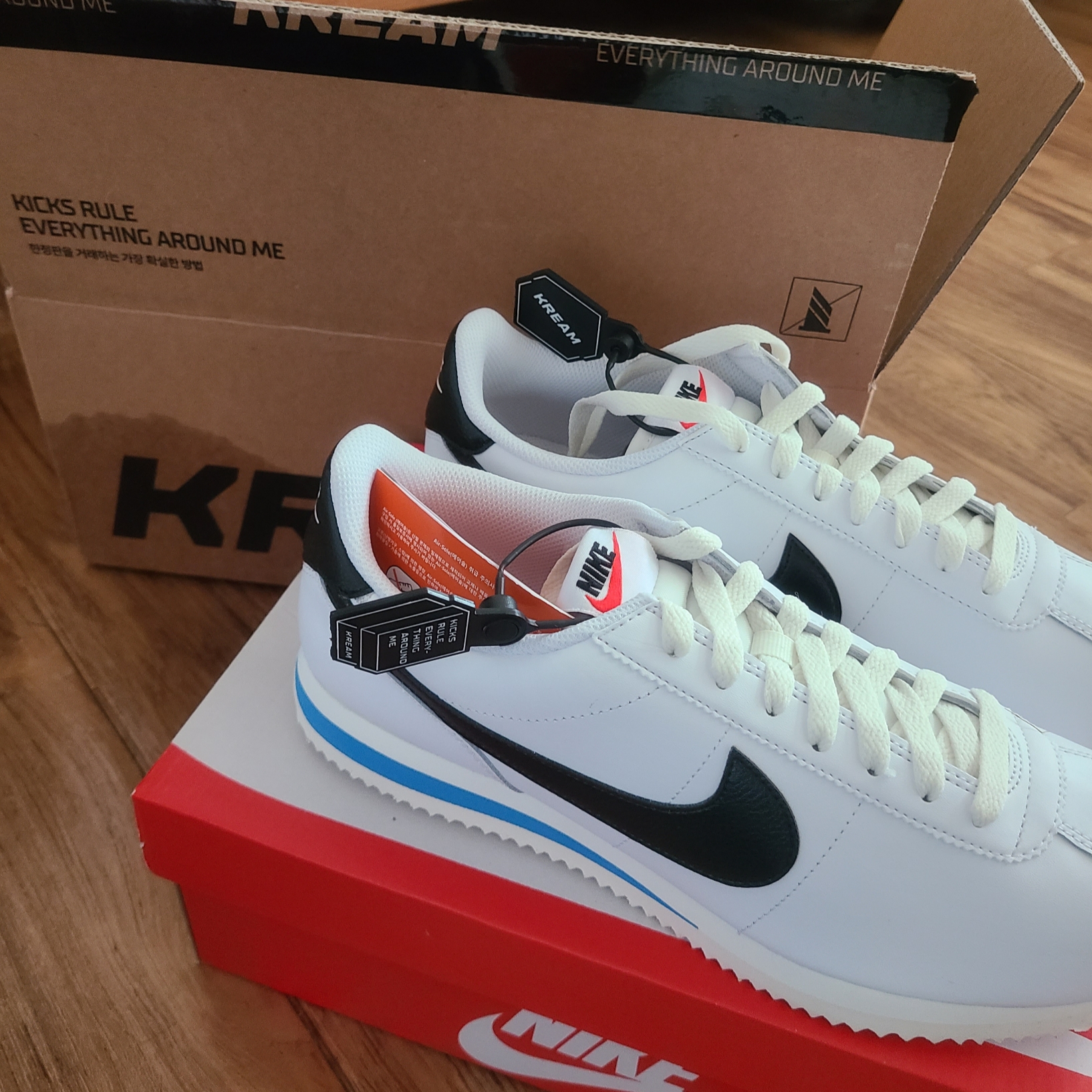 Nike Cortez White and Black 착용 스타일 - 2