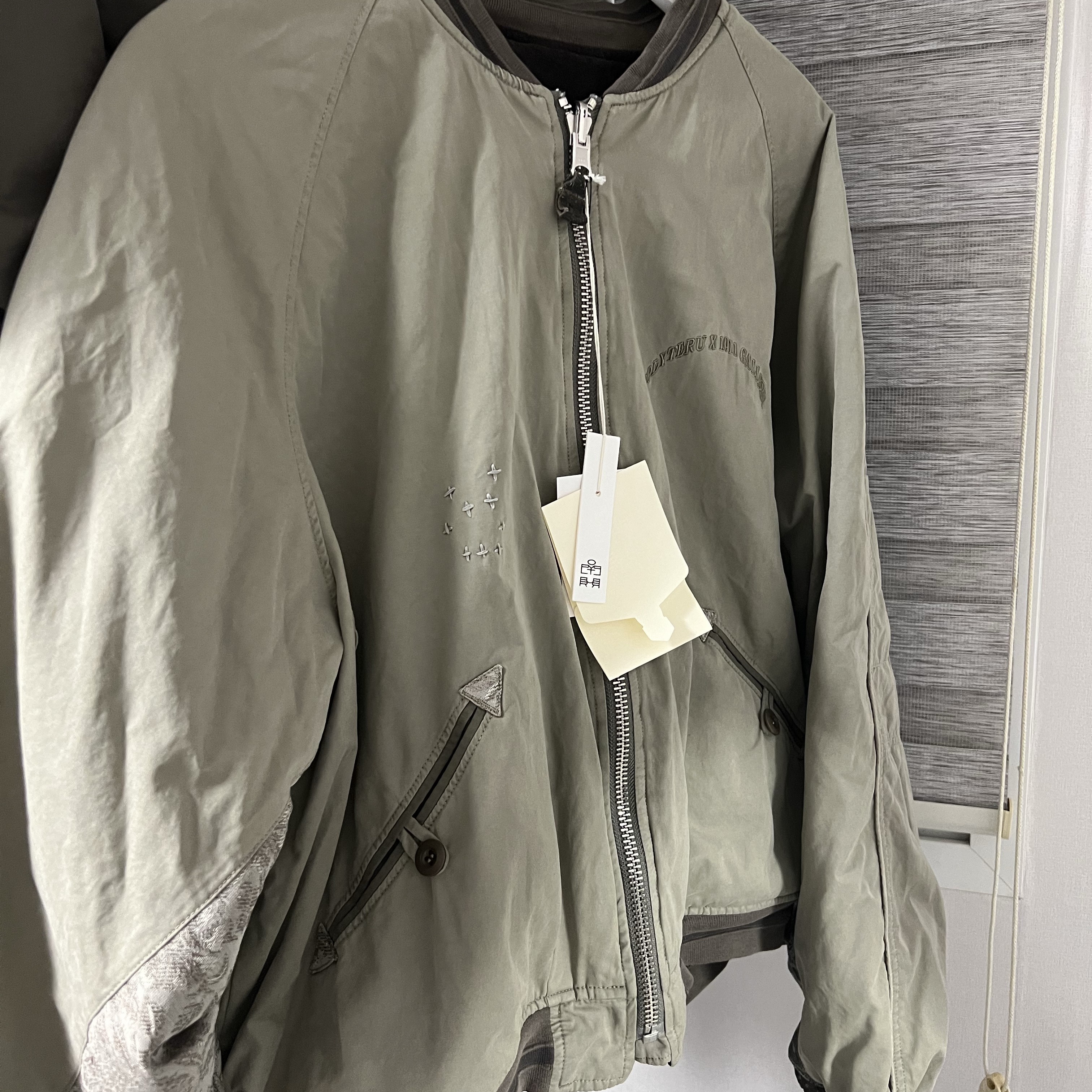 Polyteru 1011 Reversible Floral Souvenier Bomber Light Sage (Brown) 착용 스타일 - 1