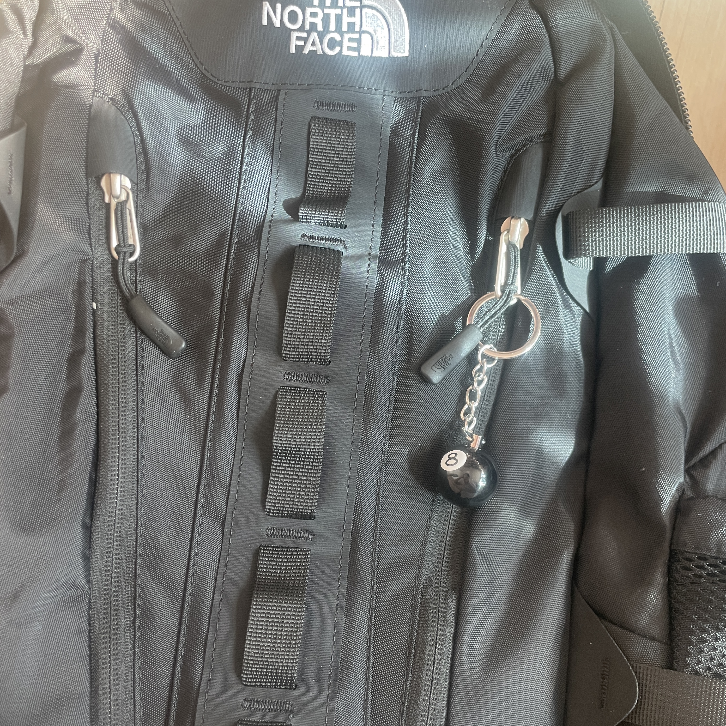 The North Face Big Shot Black, Stussy 8 Ball Keychain Black 착용 스타일