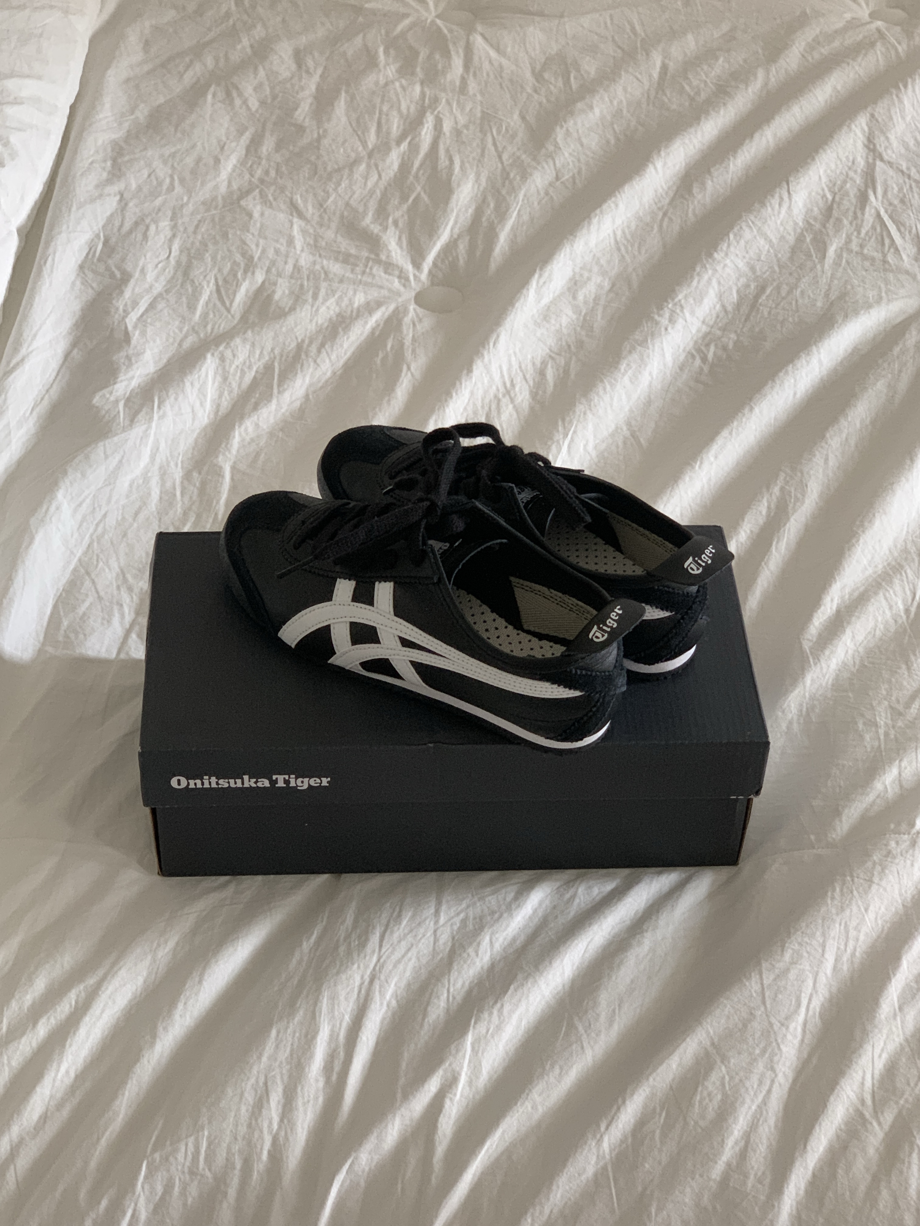 Onitsuka Tiger Mexico 66 Black White, Monamhee Beulpingi Keyring with White Pants Black 착용 스타일 - 1