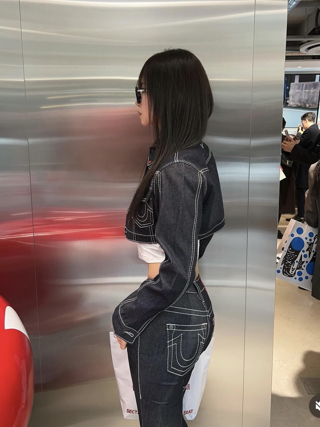 True Religion x KIRSH Stitch Point Denim Crop Jacket White Stitch, True Religion x KIRSH Stitch Point Boots Cut Denim Pants Black Denim 착용 스타일 - 2