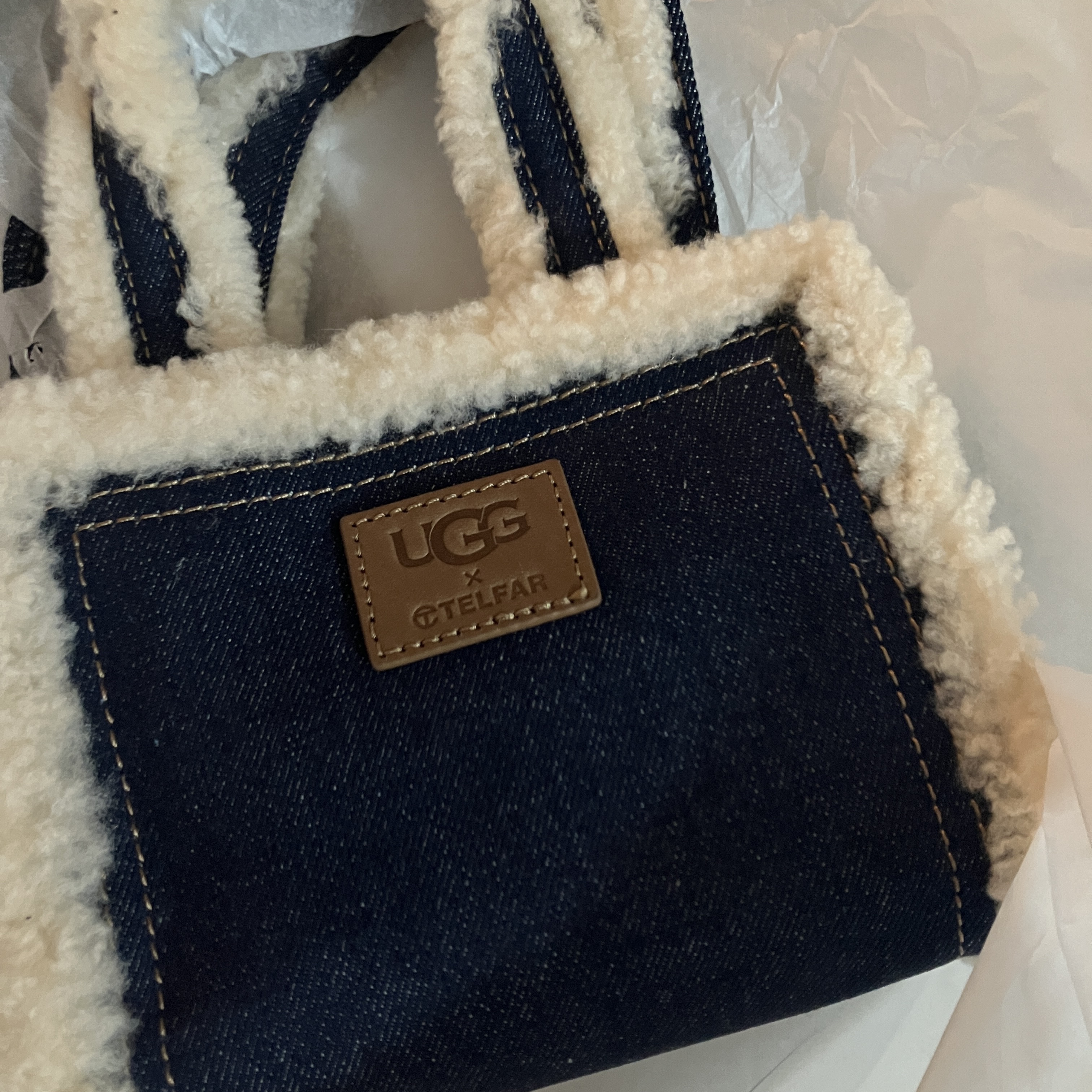 Telfar x UGG Small Shopping Bag Denim 착용 스타일