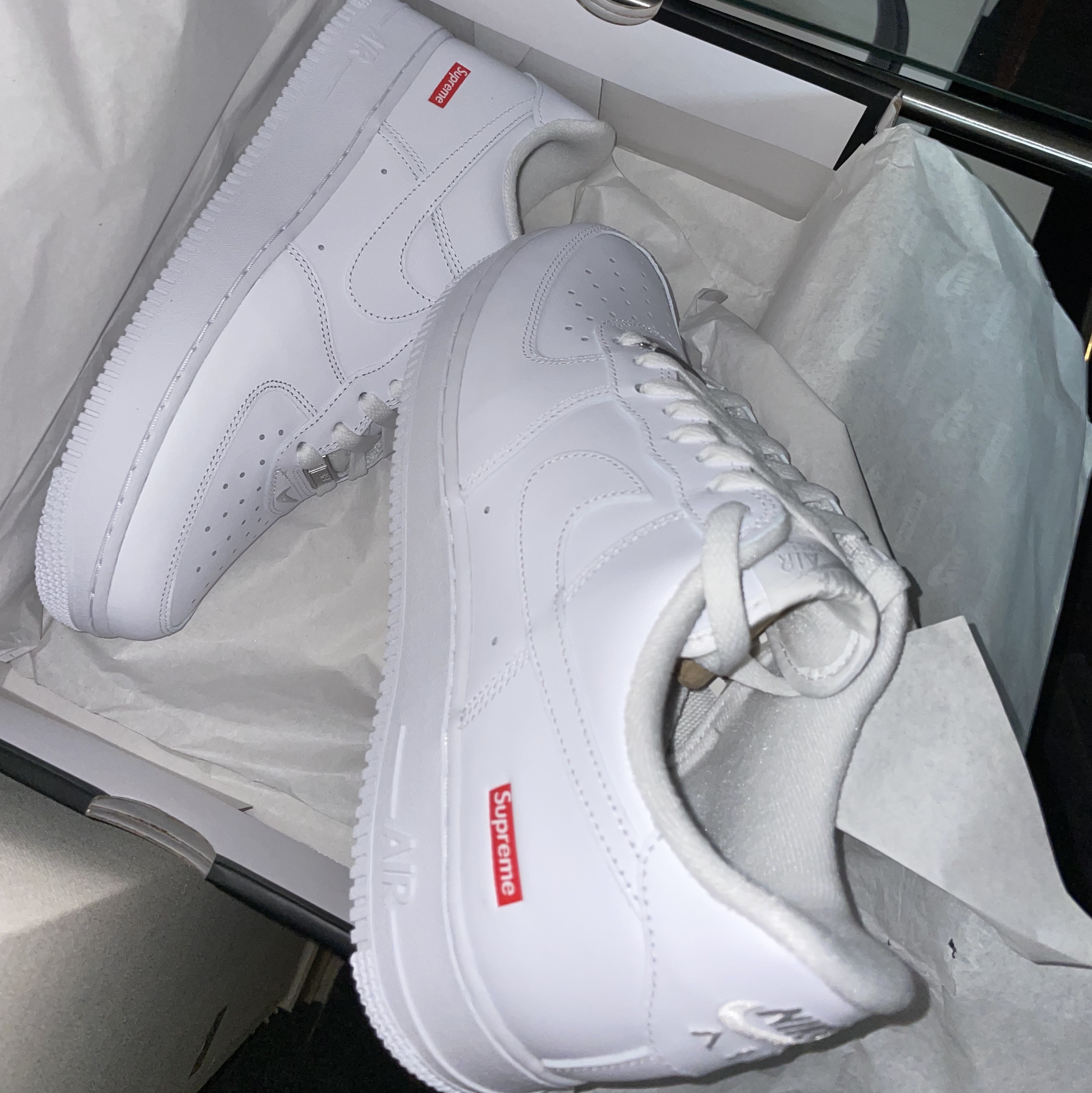 Nike x Supreme Air Force 1 Low White, Nike x Supreme Air Force 1 Low Black 착용 스타일 - 1