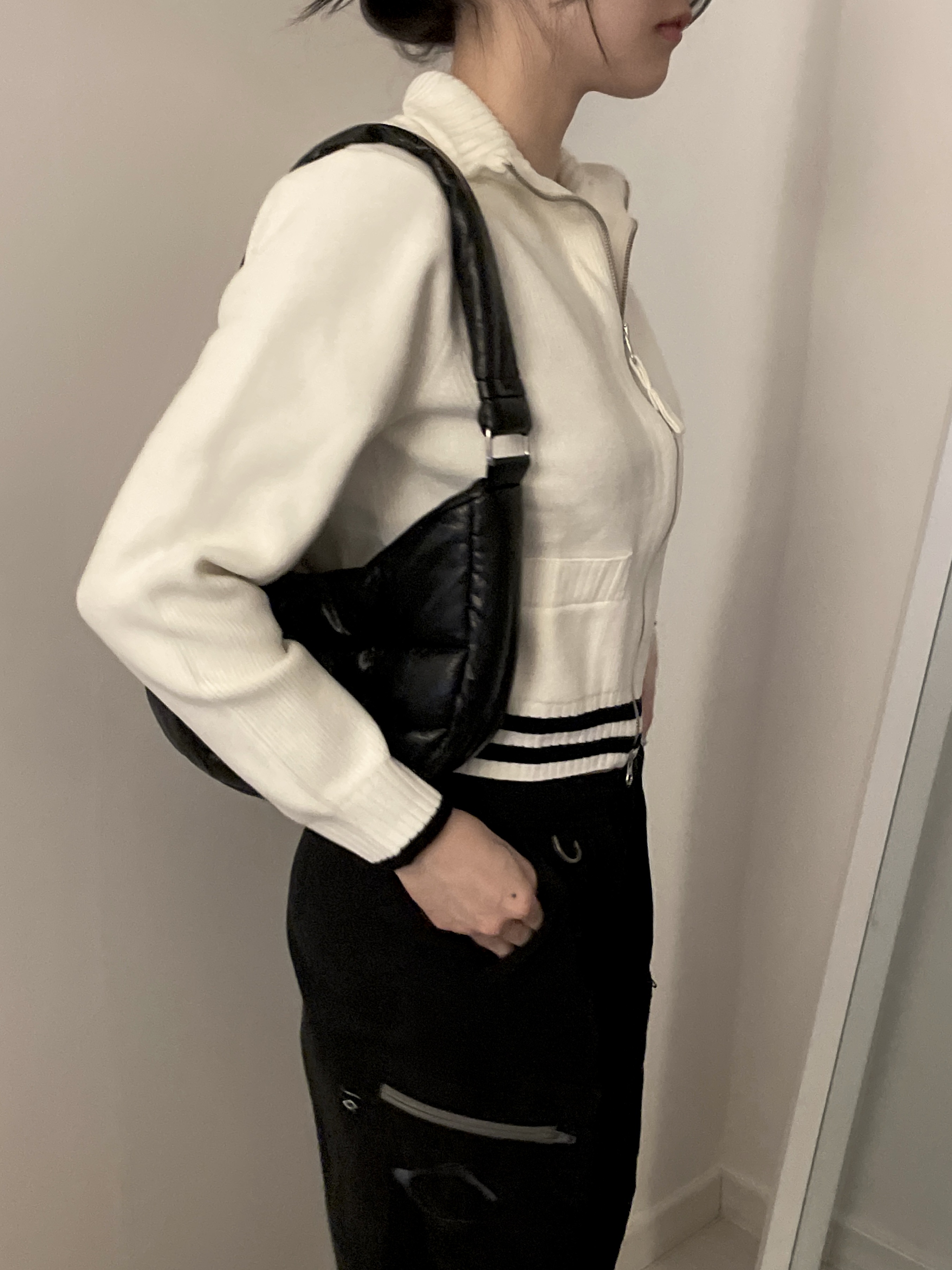 Matin Kim Spell Point Stripe Knit Cardigan Ivory, Matin Kim Faux Leather Half Moon Middle Padding Bag Black 착용 스타일 - 1