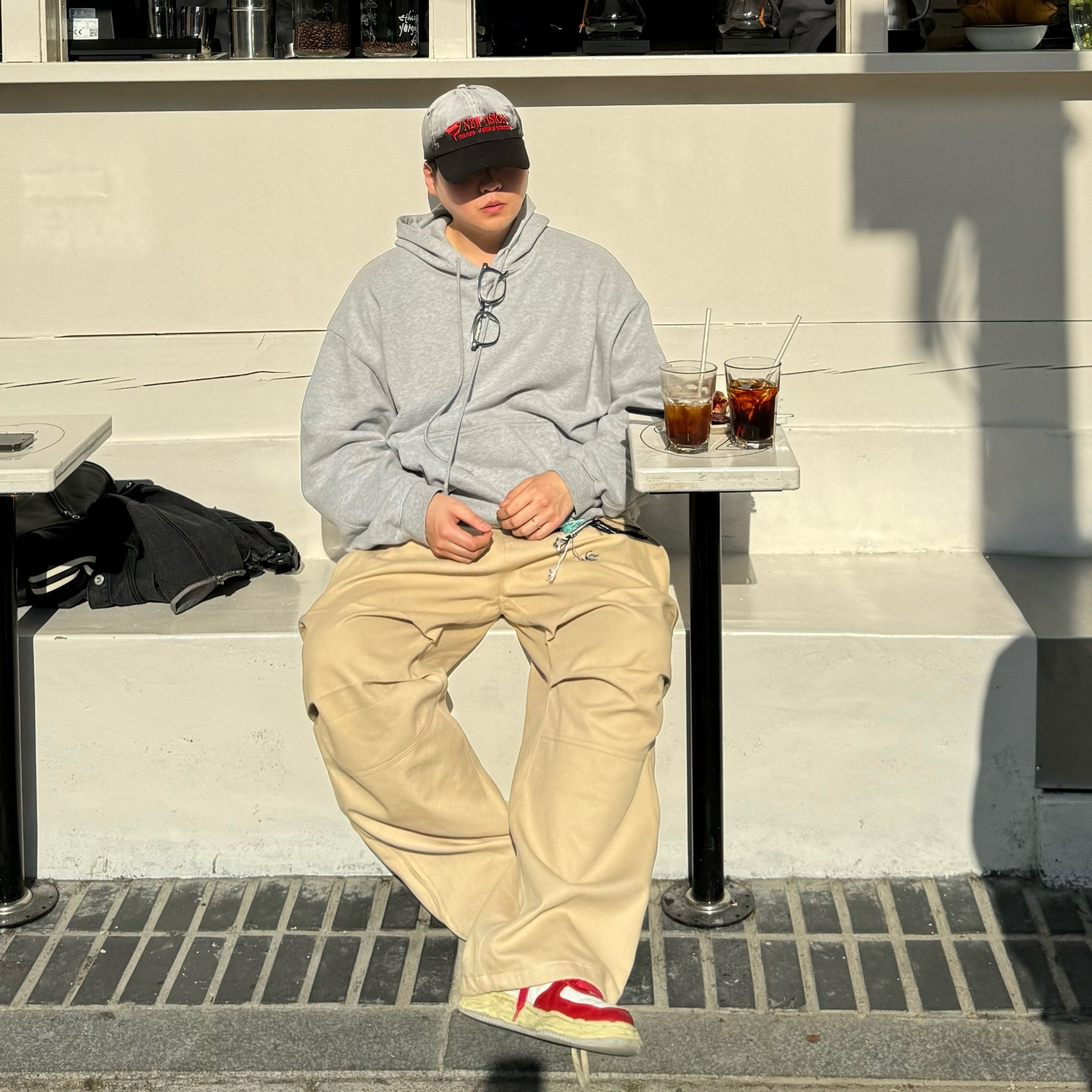 Nonnod Side Zip Cargo Pants Beige, ETCE Fadeout Cap Black 착용 스타일 - 3