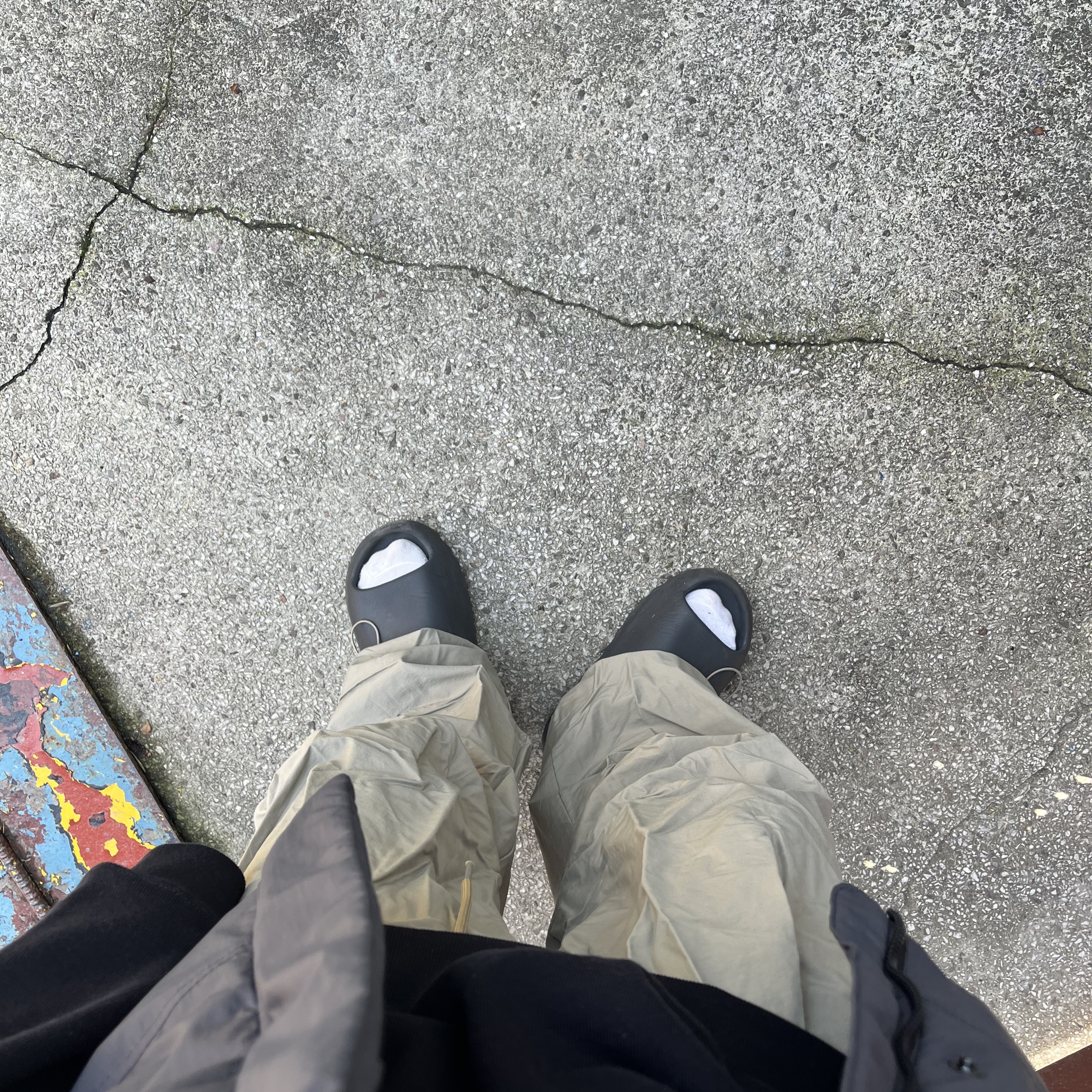 Adidas Yeezy Slide Onyx 착용 스타일