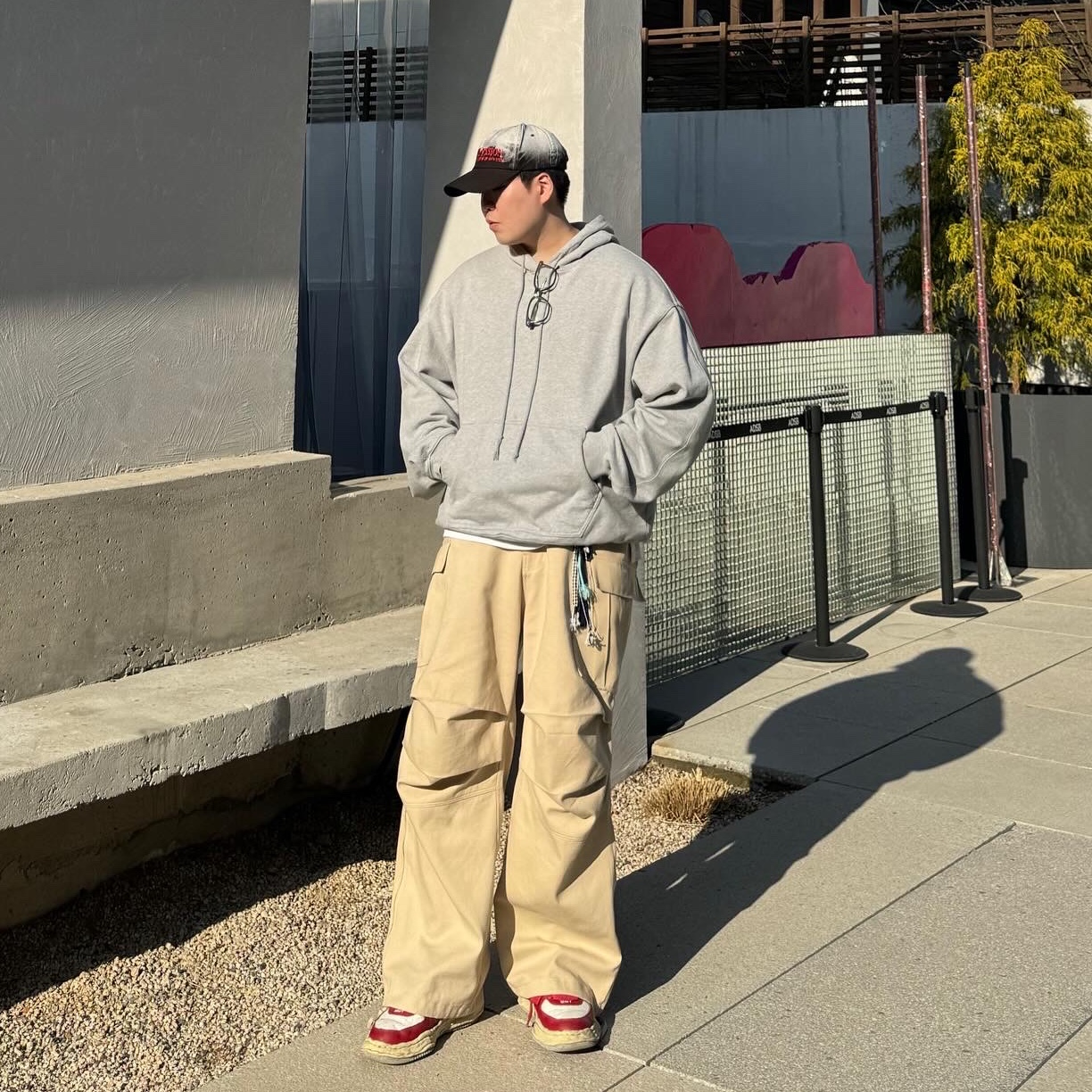 Nonnod Side Zip Cargo Pants Beige, ETCE Fadeout Cap Black 착용 스타일 - 2