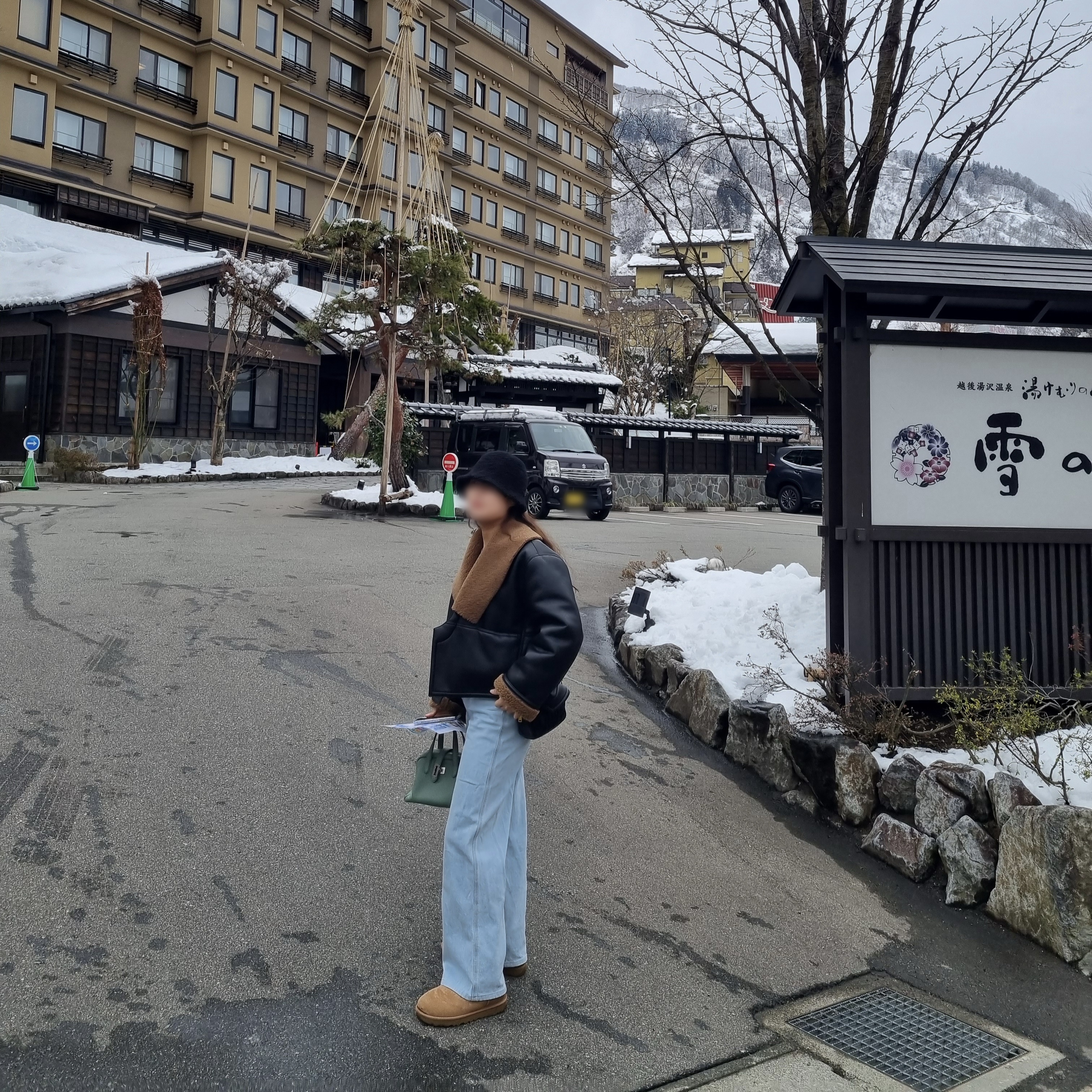 (W) UGG Mini Bailey Button II Boots Chestnut 착용 스타일 - 1