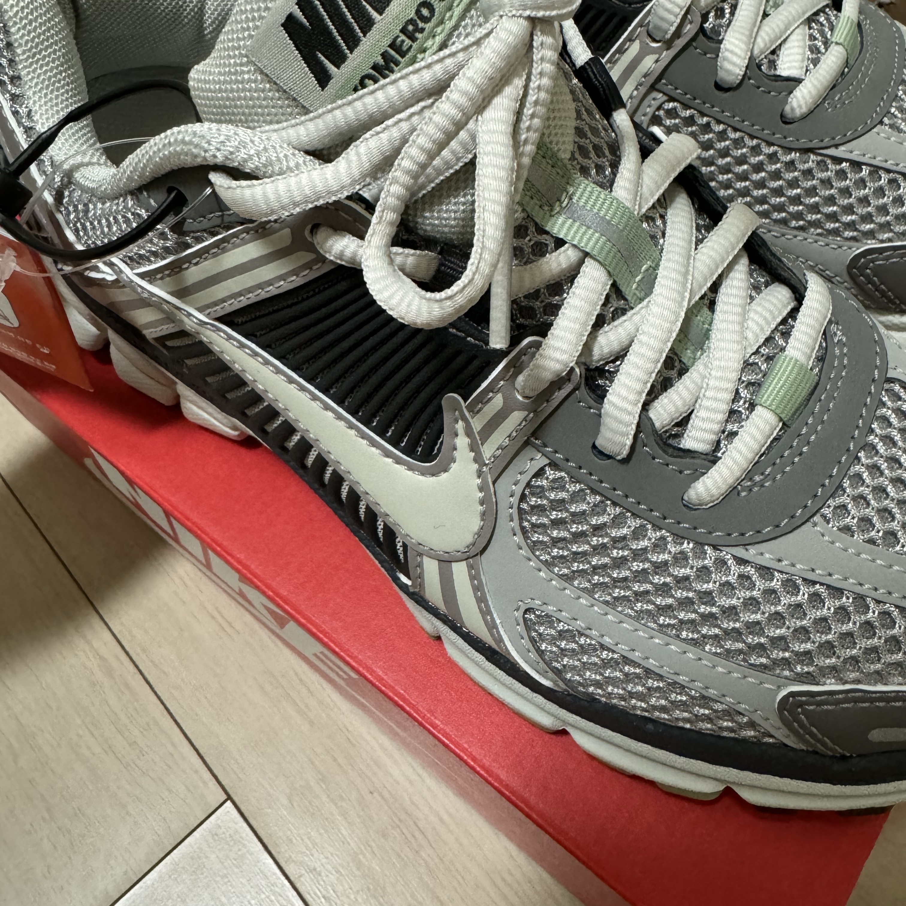 (W) Nike Zoom Vomero 5 Cobblestone and Flat Pewter 착용 스타일