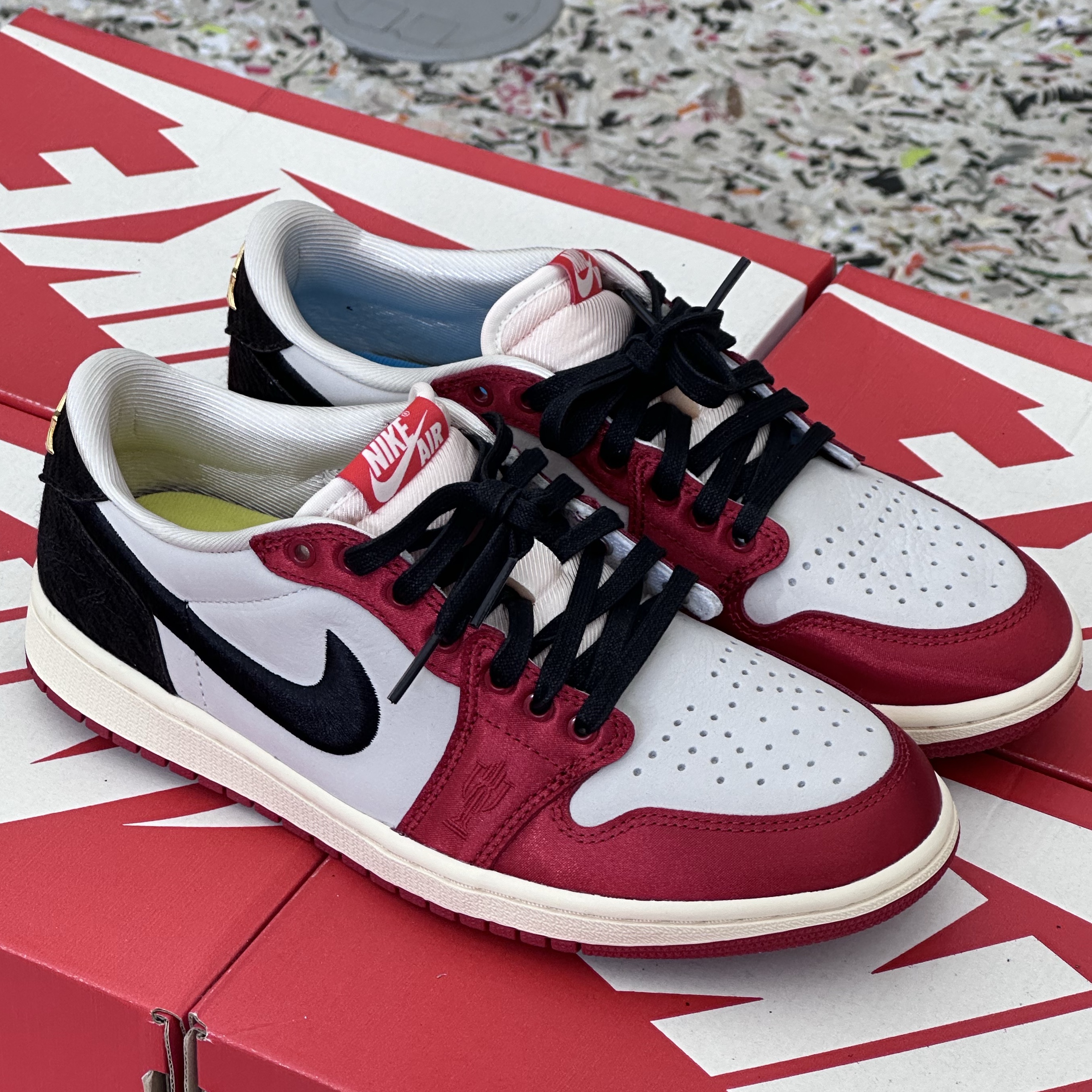 Jordan 1 x Trophy Room Retro Low OG SP Sail Varsity Red 착용 스타일