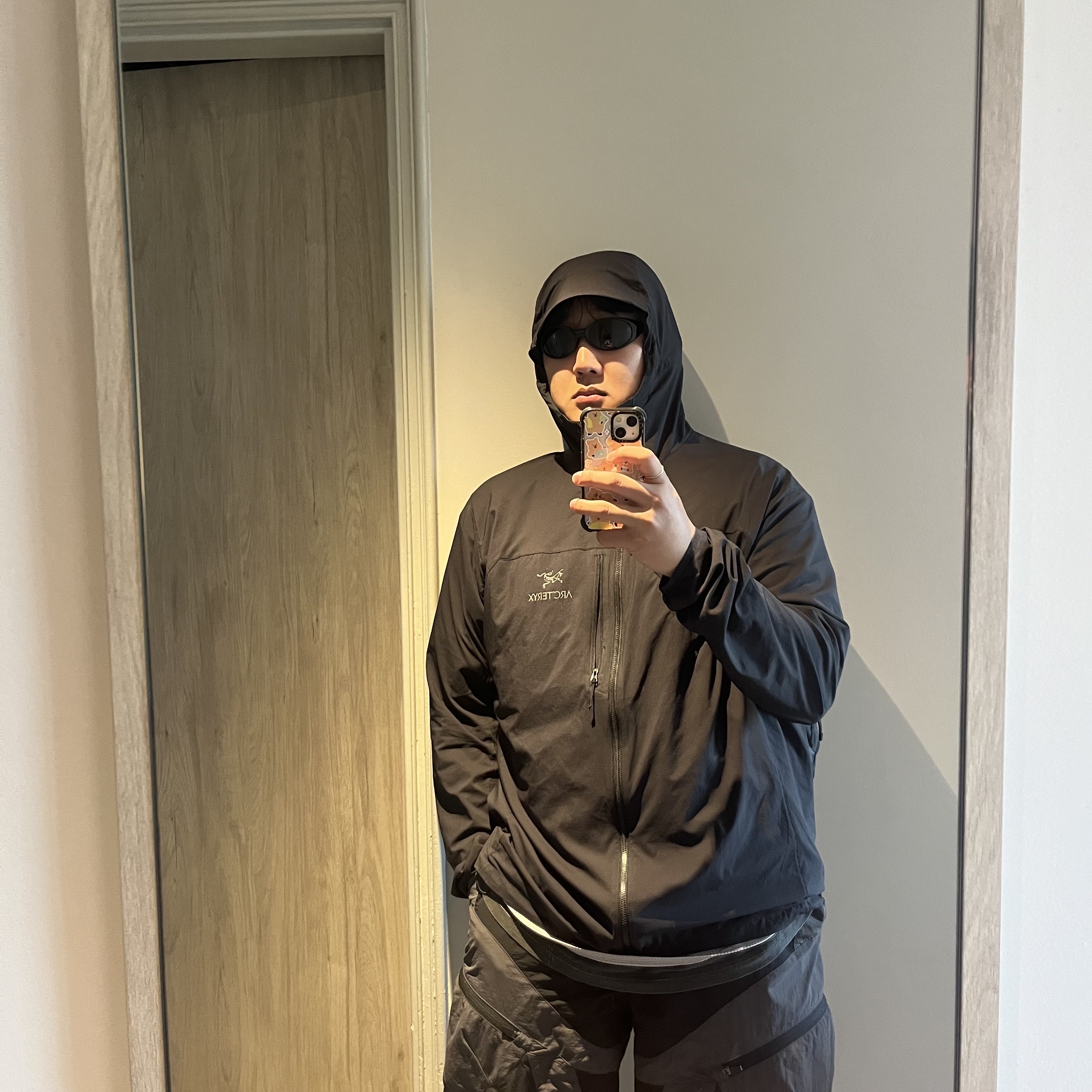 Arc'teryx Squamish Hoody Black, Oakley Eye Jacket Redux Matte Black Frame Prizm Grey Lenses High Bridge Fit 착용 스타일