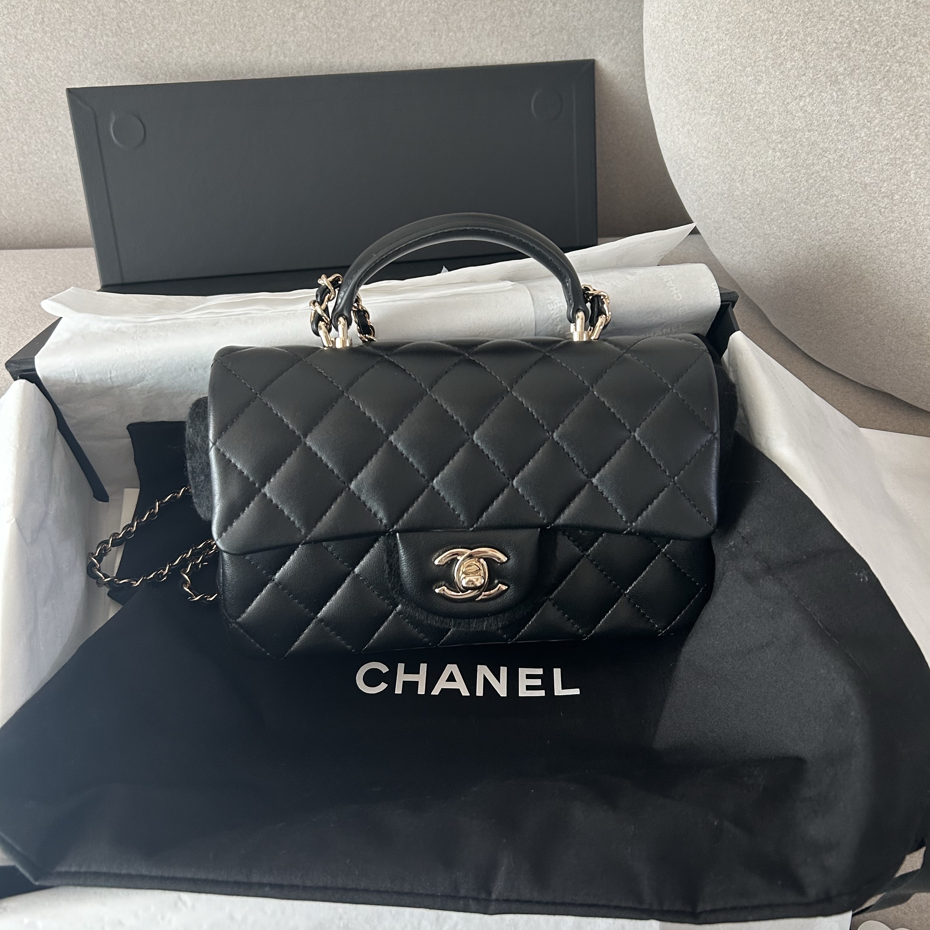 Chanel Mini Flap Bag with Top Handle Lambskin & Gold Black 착용 스타일