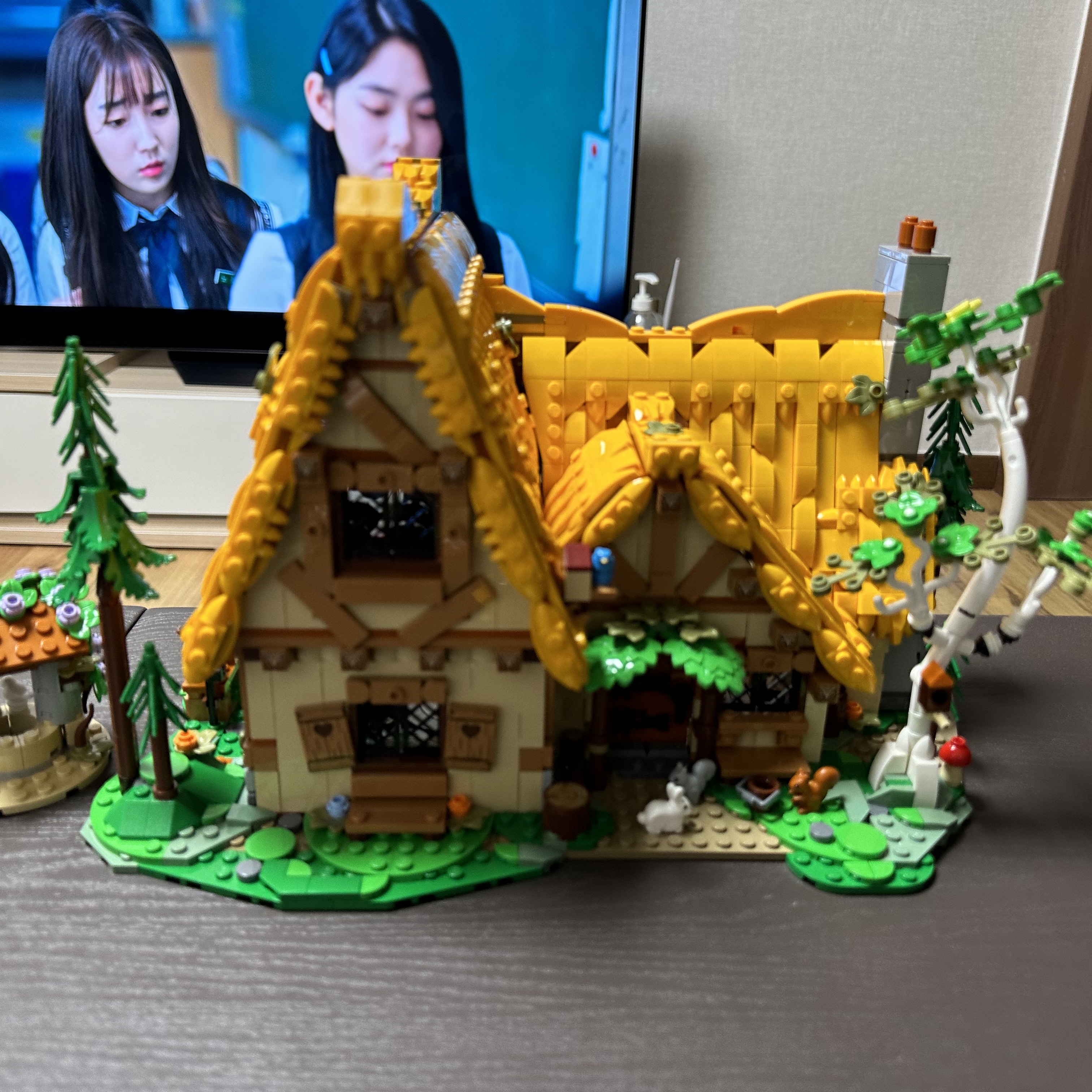 Lego Disney Snow White and the Seven Dwarfs' Cottage 착용 스타일 - 1
