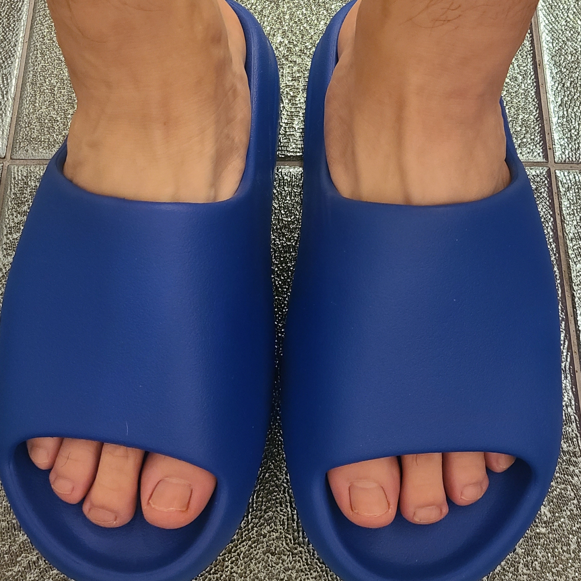 Adidas Yeezy Slide Azure 착용 스타일 - 2