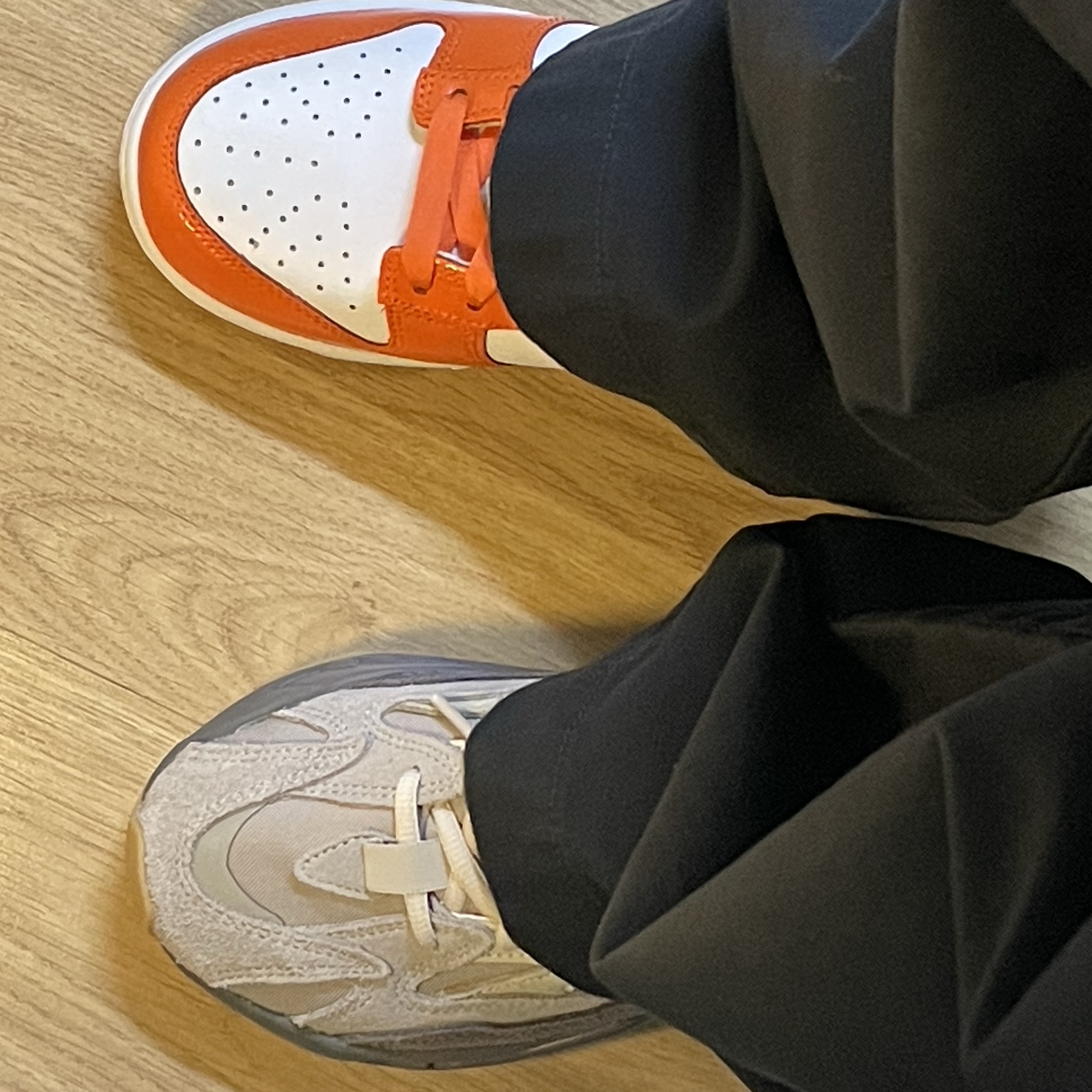 Adidas Yeezy Boost 700 V2 Tephra 2023, (W) Nike Dunk Low Essential Brilliant Orange 착용 스타일 - 1