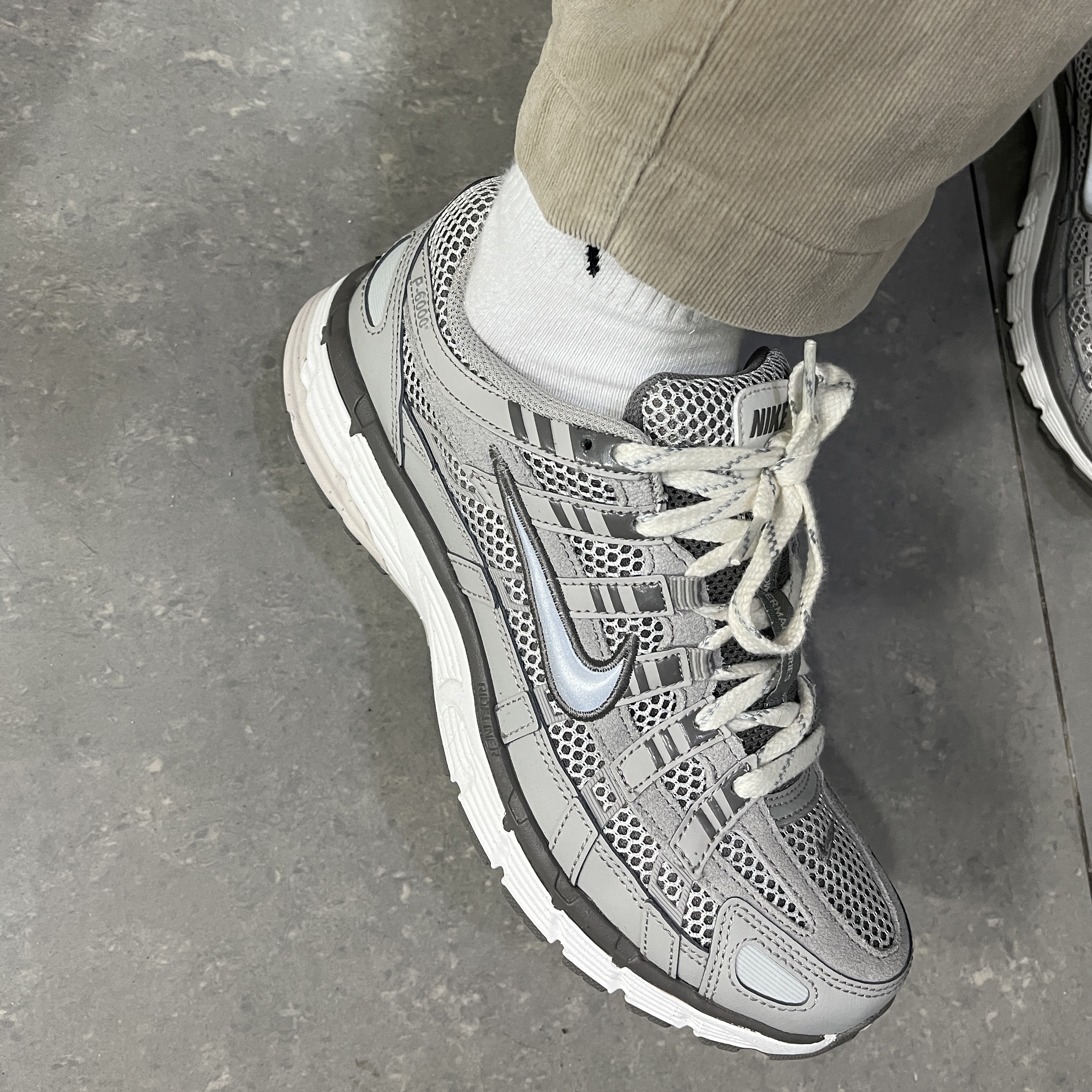 Nike P-6000 PRM Light Iron Ore 착용 스타일 - 1