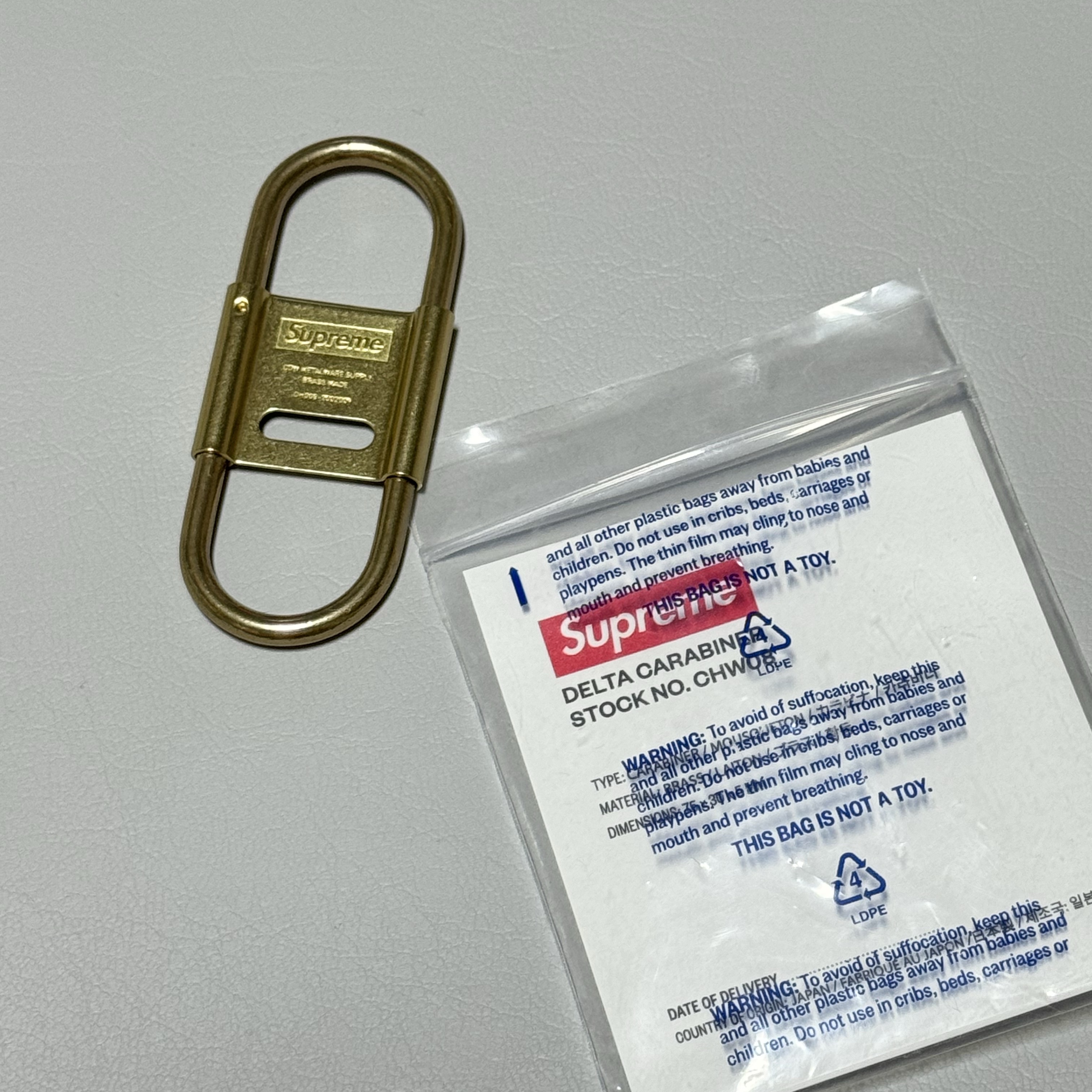 Supreme CDW Delta Carabiner Brass - 24SS 착용 스타일