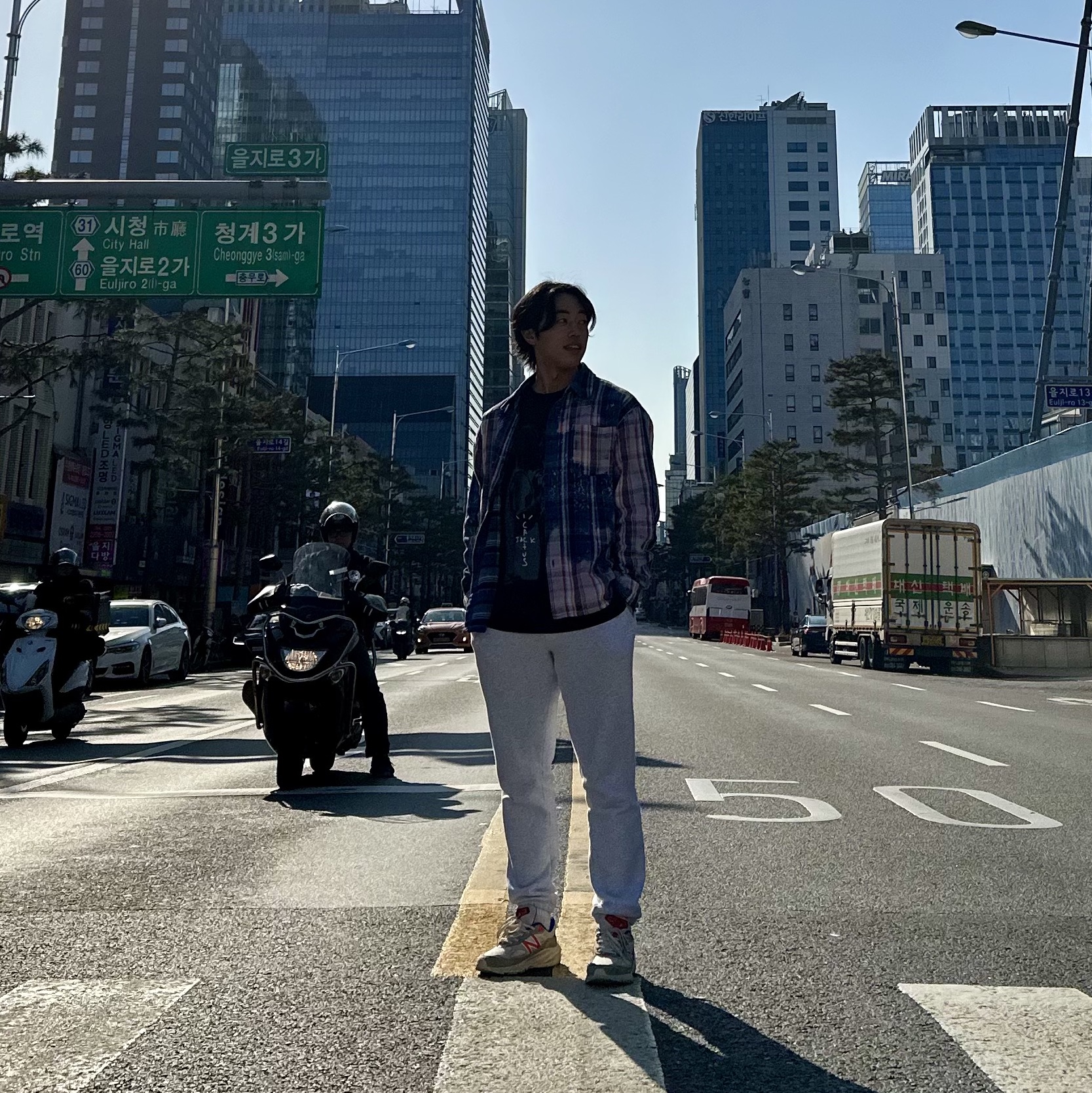 Jordan x Awake NY Flannel Shirt Blackened Blue (FQ5453-498), New Balance x Kith x Madison Square Garden 990v6 Made in USA Angora Royal Blue 착용 스타일