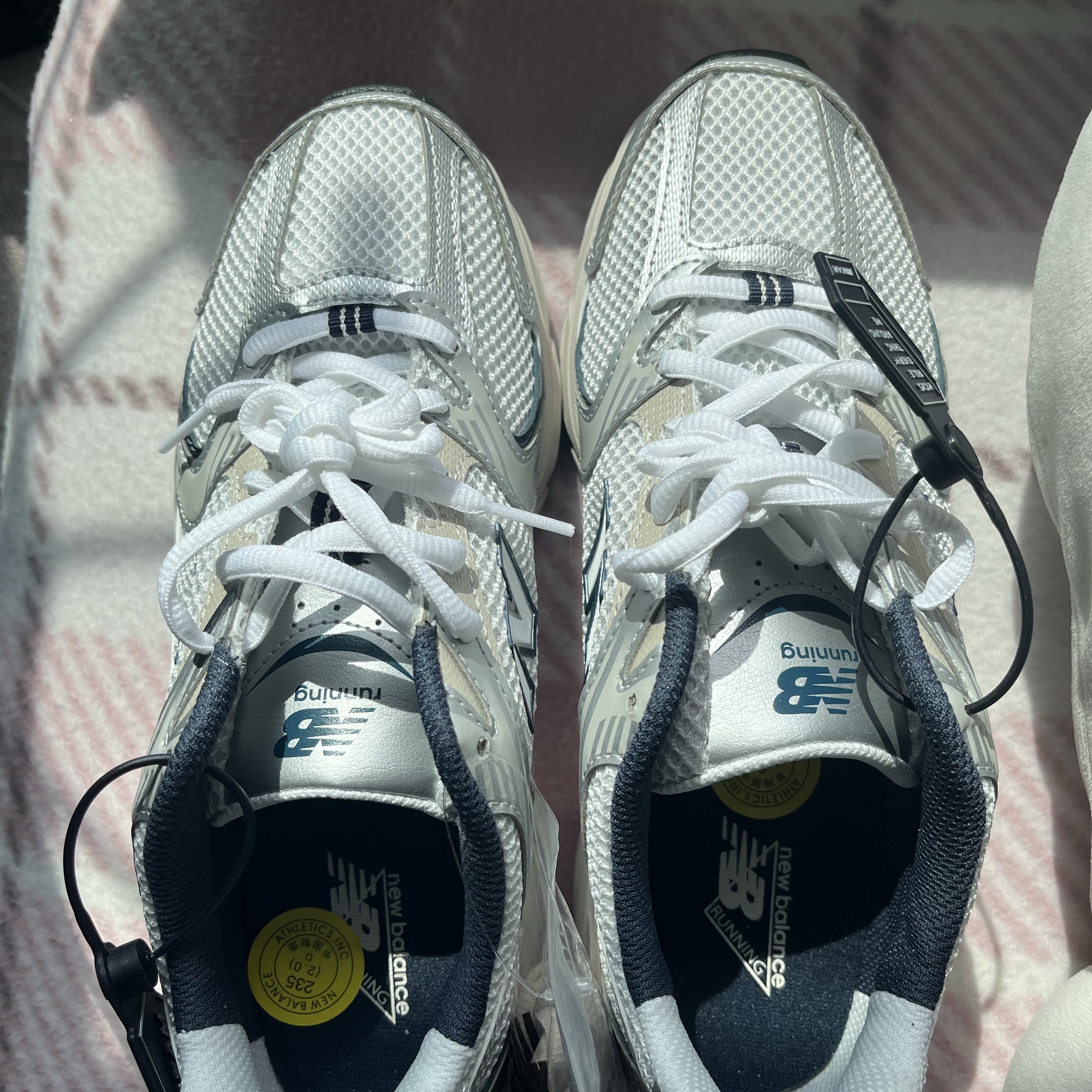 New Balance 530 Steel Grey 착용 스타일 - 3