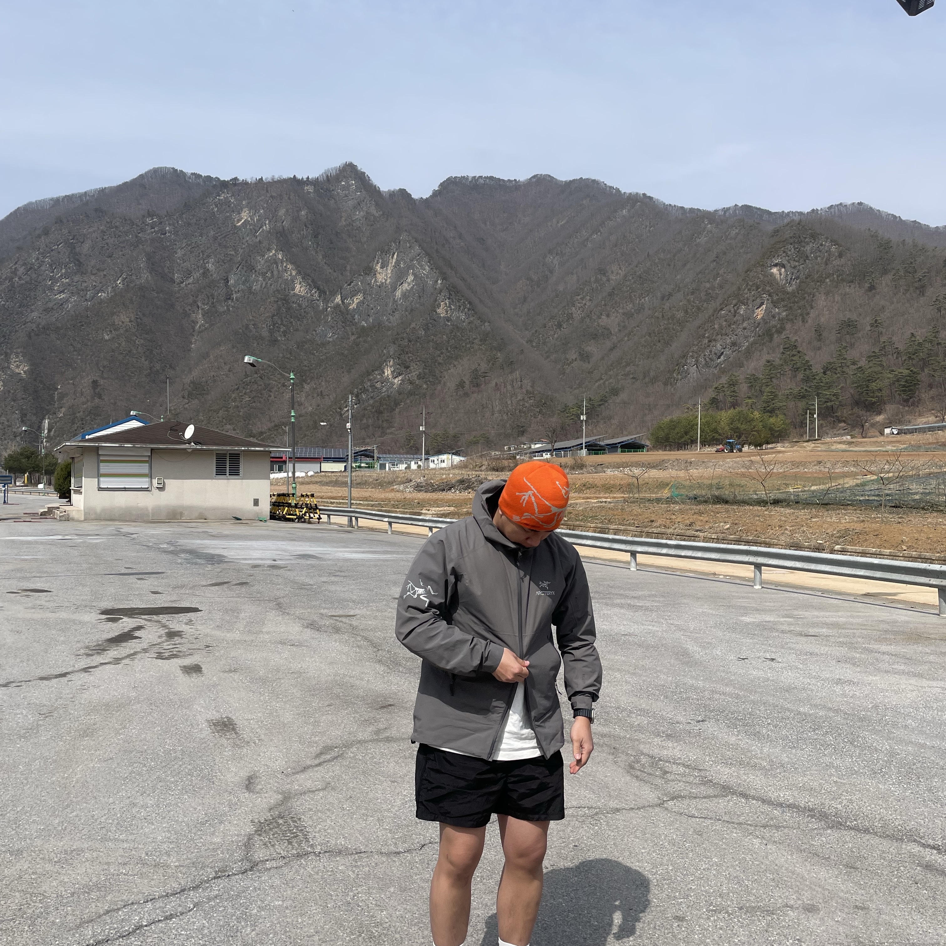 Arc'teryx Bird Head Toque Phenom, Arc'teryx x Beams Zeta SL Jacket Grey 착용 스타일