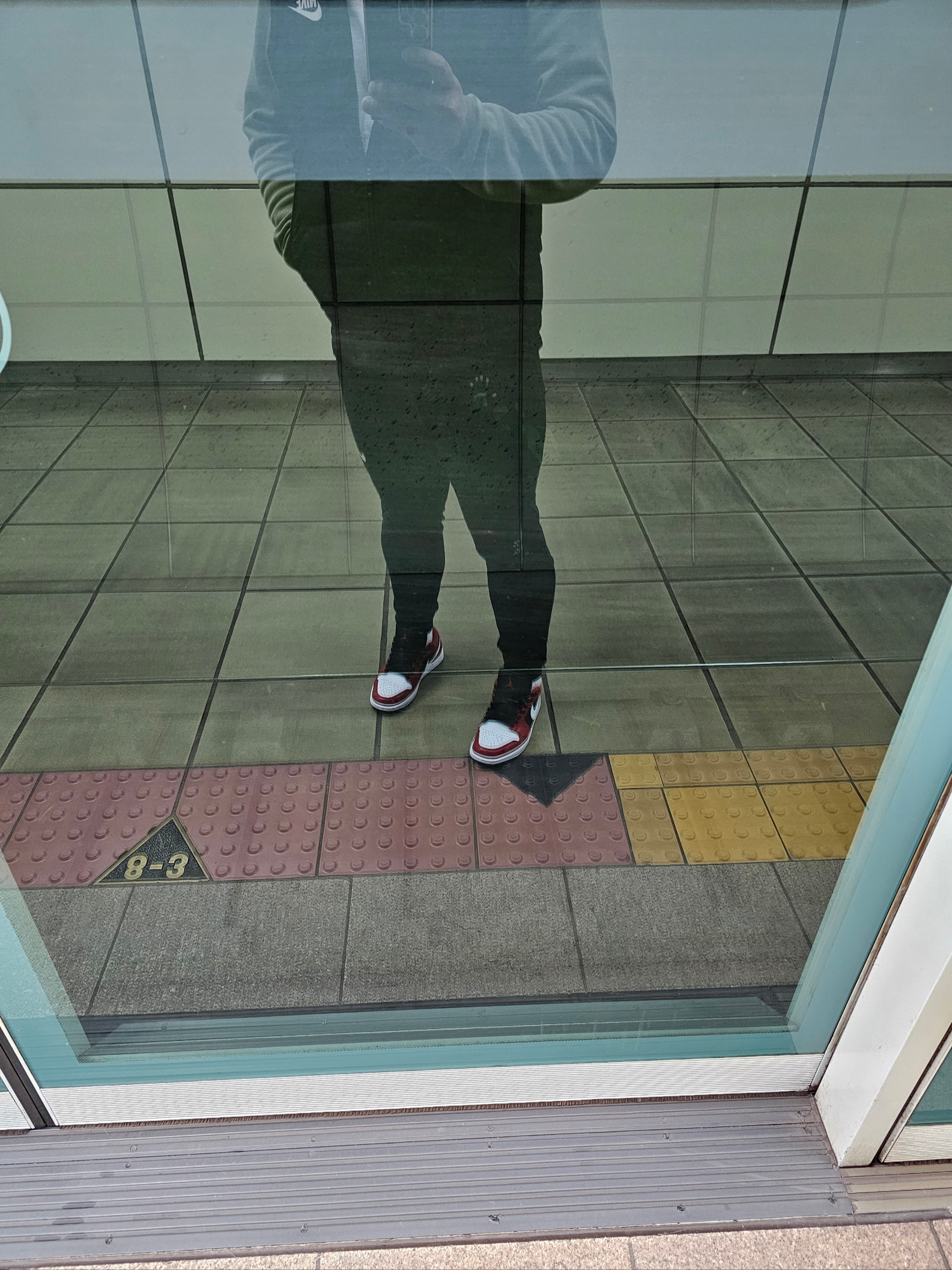 Jordan 1 Low Black Fire Red 착용 스타일 - 1