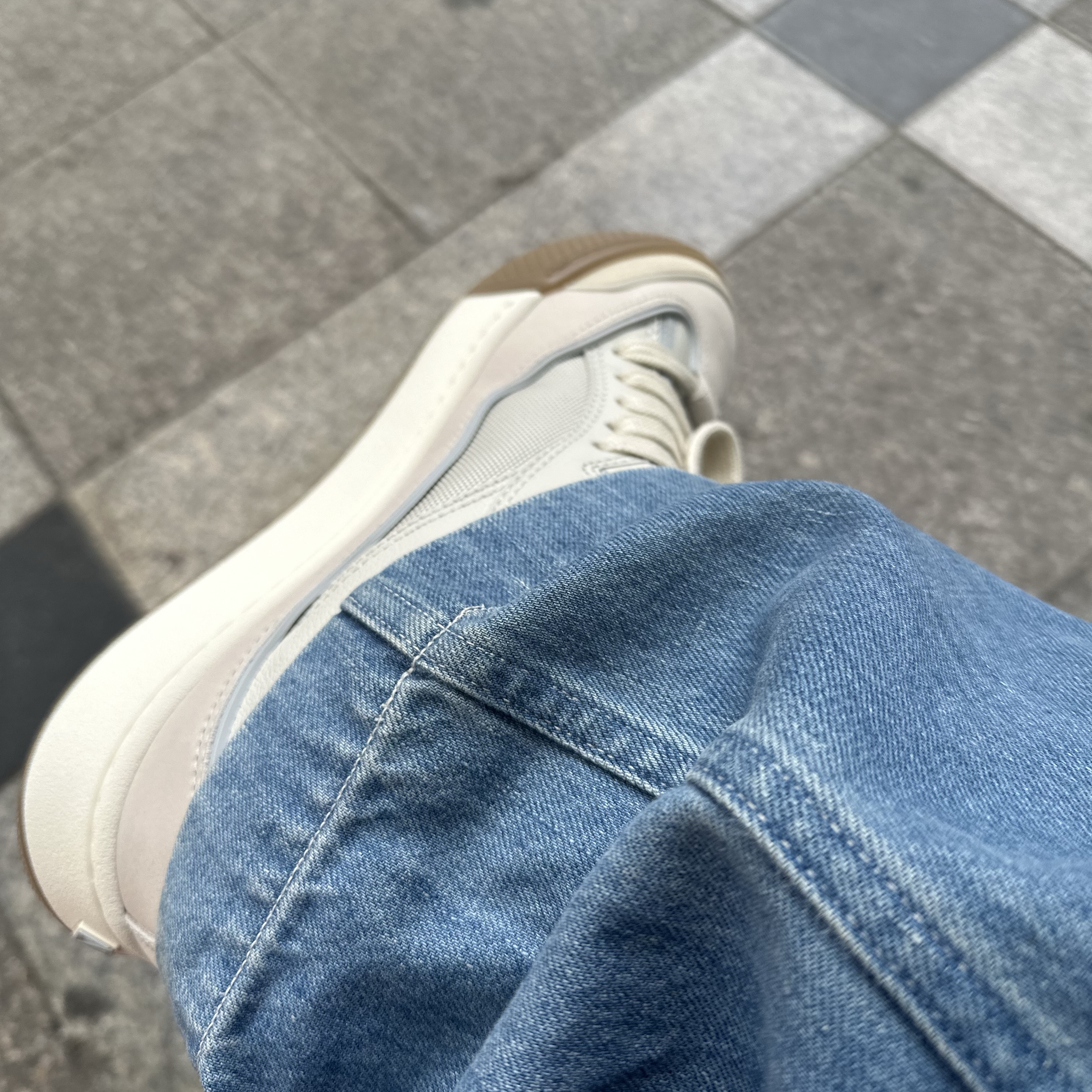 Dior x Cactus Jack B713 Sneakers Cream, Nanamica Denim Work Pants Indigo Bleach 착용 스타일 - 1