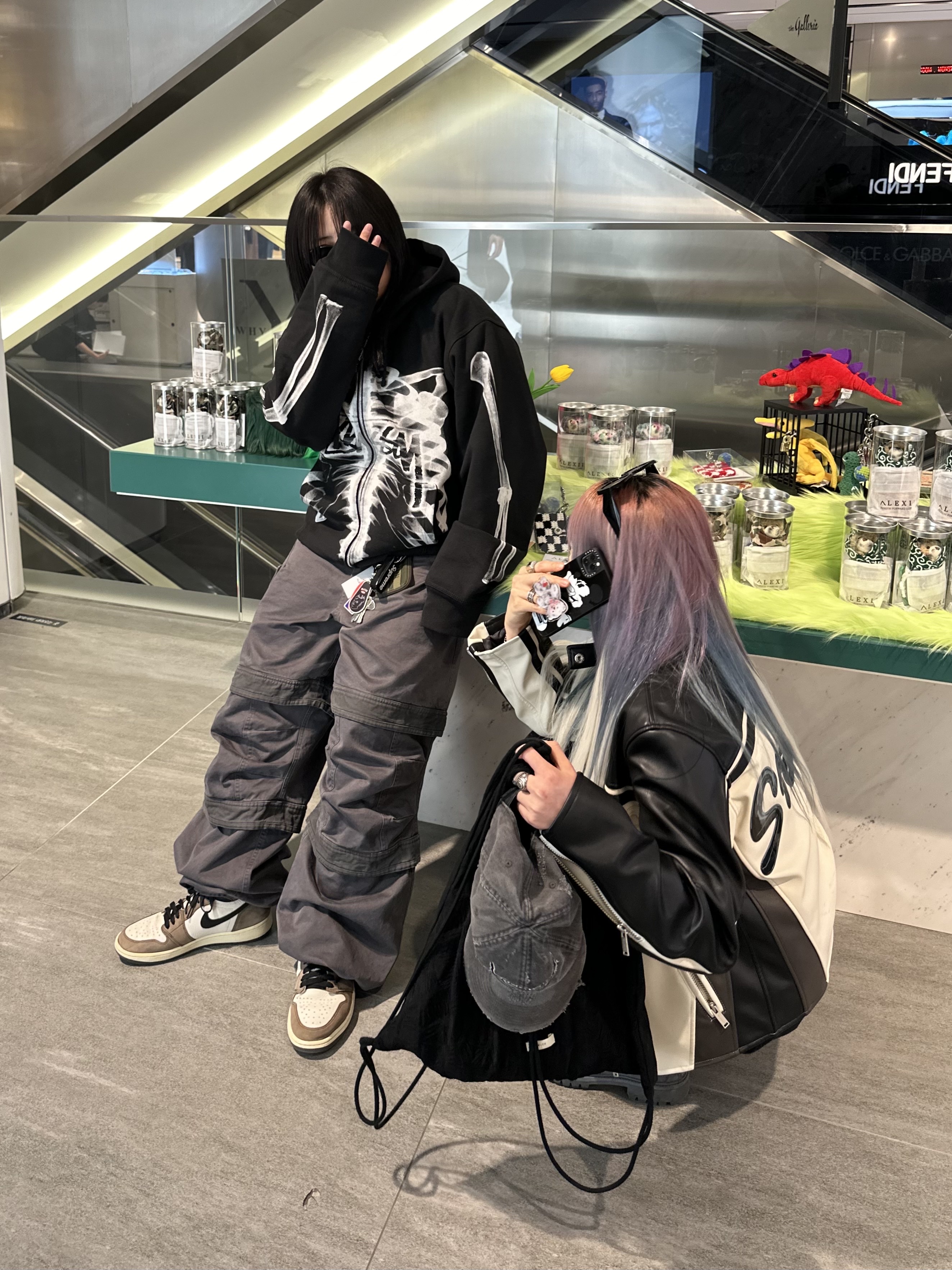 Stussy Rib Cage Zip Hoodie Black White, Jordan 1 x Travis Scott Retro High OG SP Mocha 착용 스타일 - 2